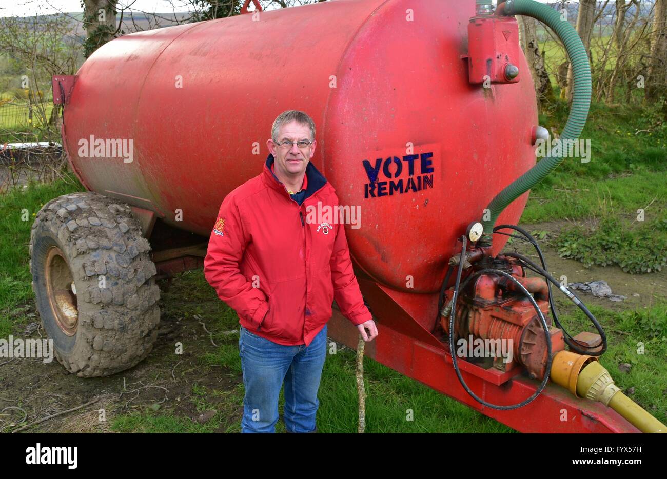 Dungiven, Londonderry, 28 avril 2016 : Colin Gibson est un agriculteur de moutons et de bovins dans les montagnes Sperrin Dungiven près de l'Irlande du Nord. Il dit : "Sans mon territoire de l'UE paiement il y a pas deux manières à ce sujet, on n'aurait pas de survivre. Nous avons besoin de vote de rester une partie de l'Europe. Credit : Mark Winter/ Alamy Live News Banque D'Images