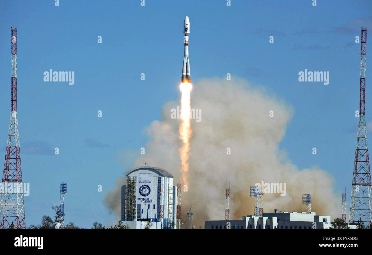 Uglegorsk, la Russie. 28 avril, 2016. D'un satellite russe Soyouz décolle transportant une charge utile satellite au nouveau Cosmodrome Vostochny, 28 avril 2016 près de Uglegorsk, la Russie. C'est le premier lancement de l'installation à distance de l'amour dans la région de l'extrême-orient de la Russie. Credit : Planetpix/Alamy Live News Banque D'Images