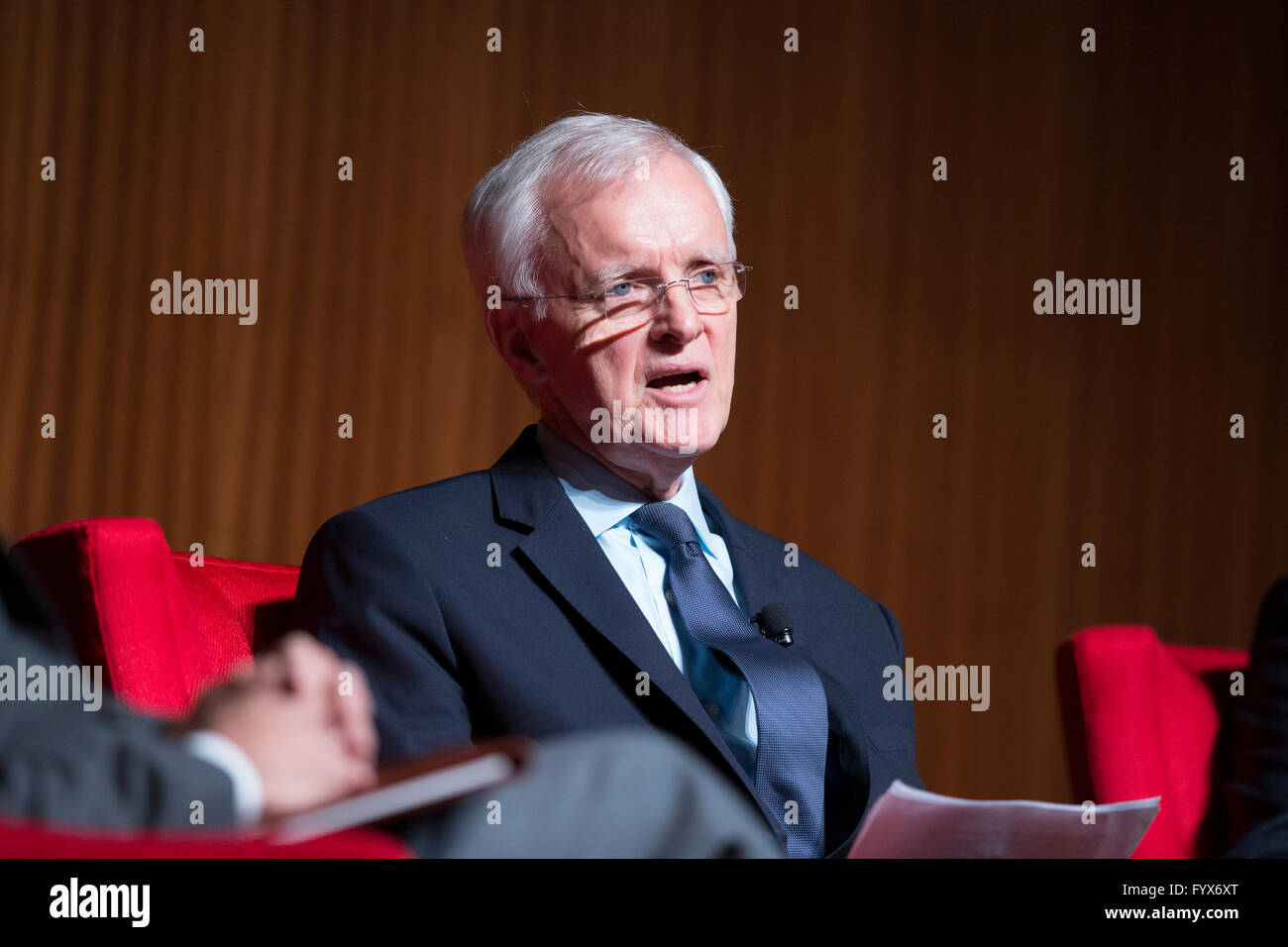Récipiendaire de la médaille d'honneur et l'ancien sénateur Bob Kerrey parle de Vietnam le dernier jour de la guerre du Vietnam Summit Banque D'Images