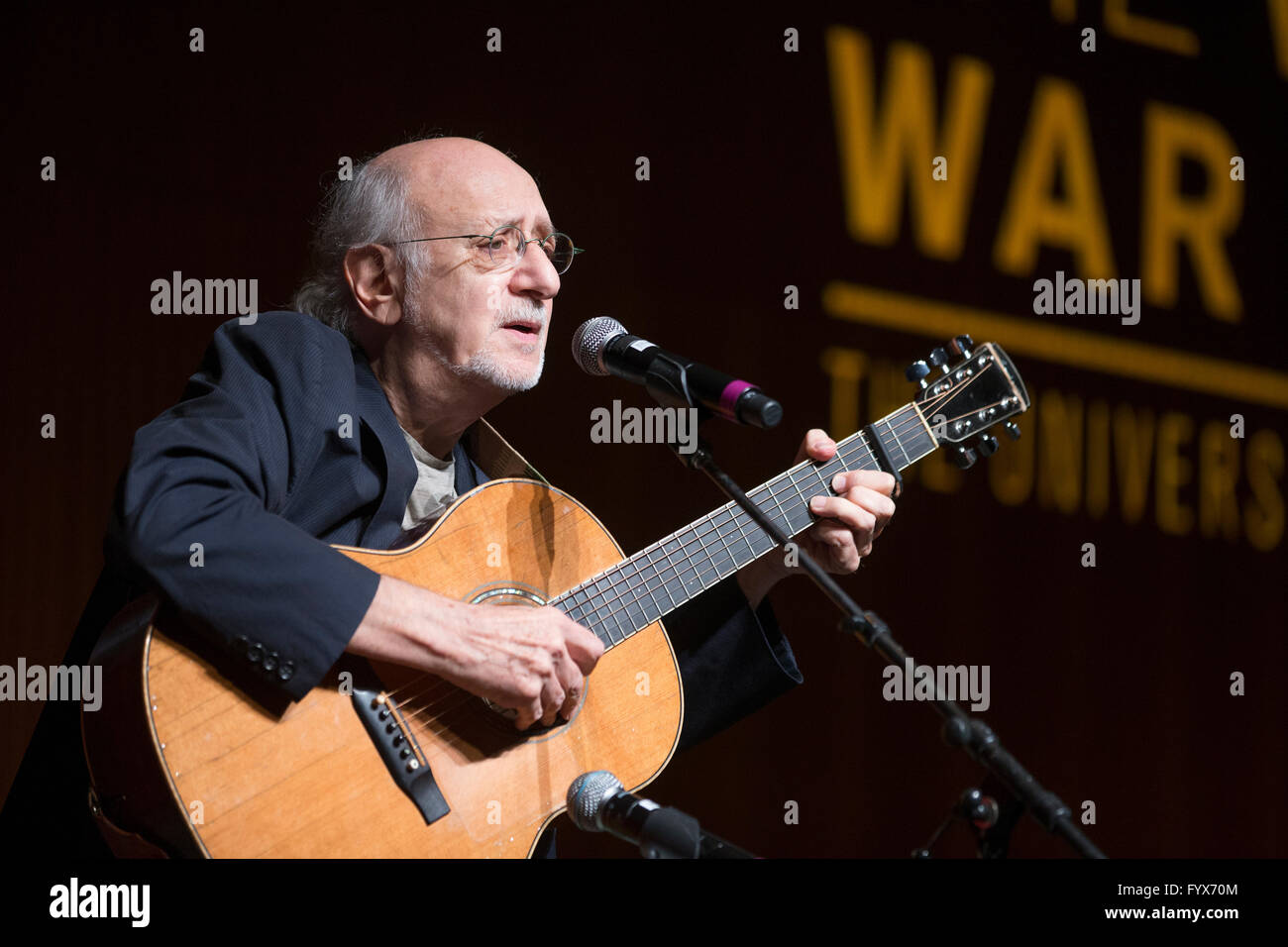 Folk singer Peter Yarrow de Peter Paul and Mary chante 'Où vont les fleurs Gone' au sommet de la guerre du Vietnam à la Bibliothèque LBJ Banque D'Images