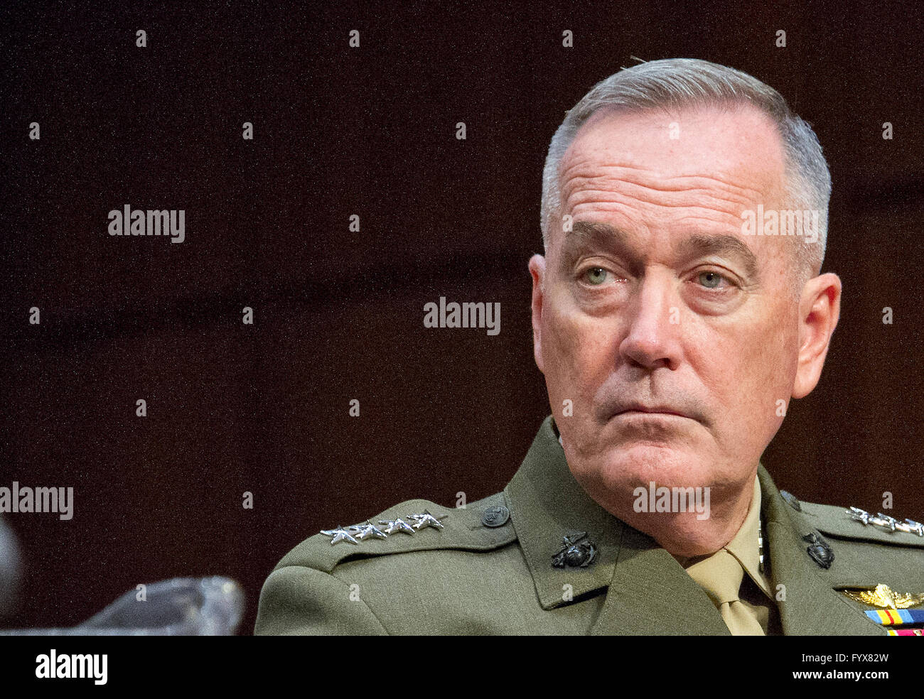 Le général Joseph F. Dunford, Jr., USMC, chef d'état-major interarmées donne témoignage devant le comité du Sénat américain sur les services armés au cours de l'audition sur "Contre-ISIL (État islamique d'Irak et du Levant) Opérations et Stratégie pour le Moyen-Orient" sur la colline du Capitole à Washington, DC le jeudi 28 avril, 2016. Credit : Ron Sachs/CNP - AUCUN FIL SERVICE - Banque D'Images