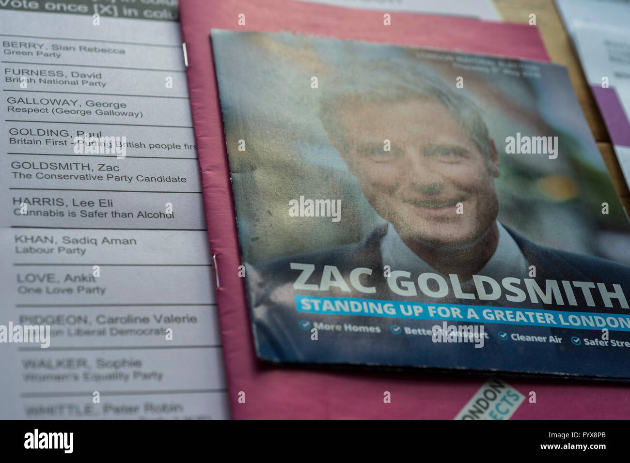 Décisions, décisions - votes par correspondance pour le London Mayoral et membre de l'Assemblée élections n'est pas terminée. La solution est à portée de main avec des dépliants des deux principaux candidats Sadiq Khan (travail) et Zac Goldsmith (Conservateur) ainsi qu'un rose officiel guide pour tous les candidats, intitulé Votre mot à dire. Banque D'Images