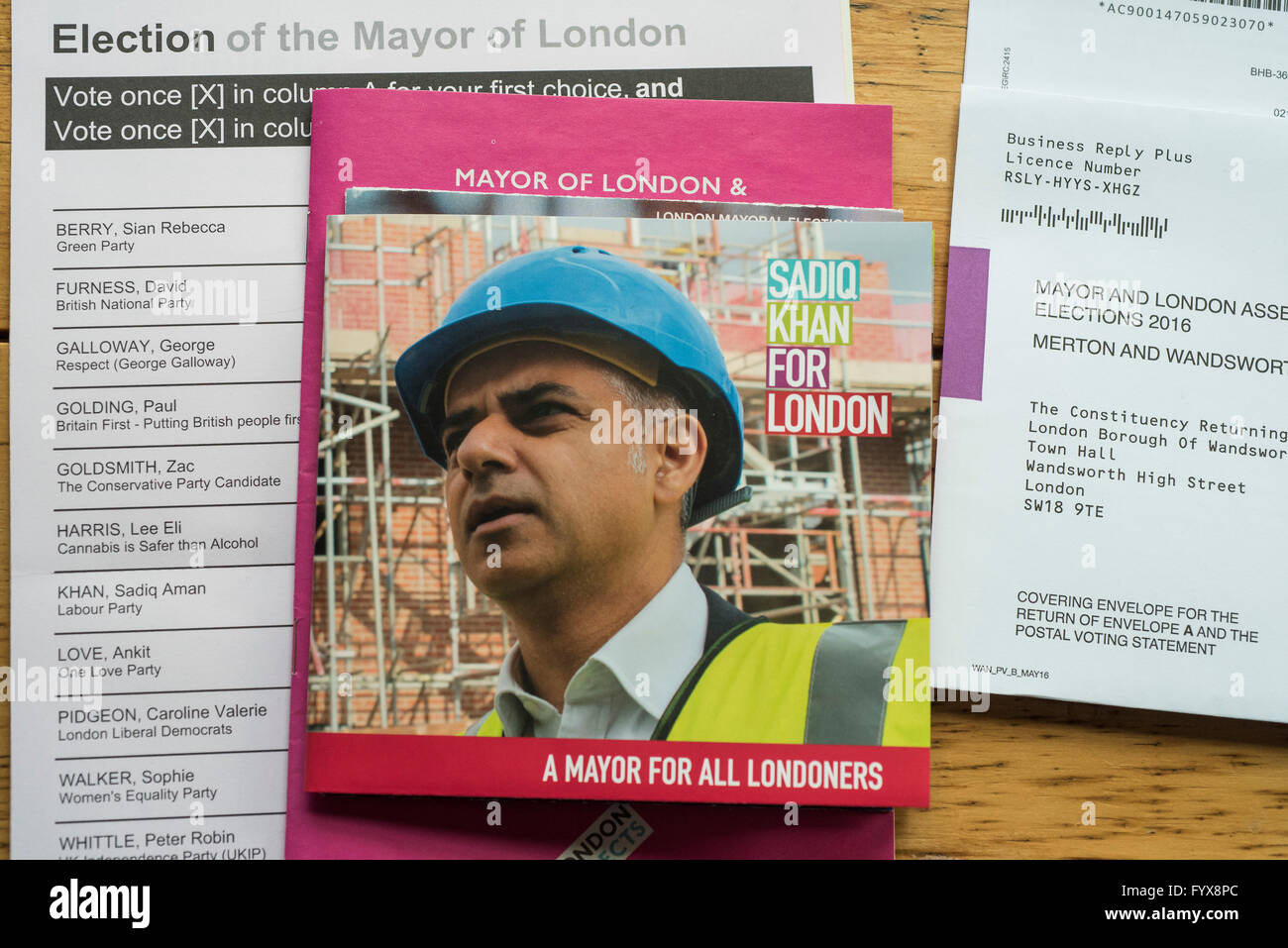 Décisions, décisions - votes par correspondance pour le London Mayoral et membre de l'Assemblée élections n'est pas terminée. La solution est à portée de main avec des dépliants des deux principaux candidats Sadiq Khan (travail) et Zac Goldsmith (Conservateur) ainsi qu'un rose officiel guide pour tous les candidats, intitulé Votre mot à dire. Banque D'Images