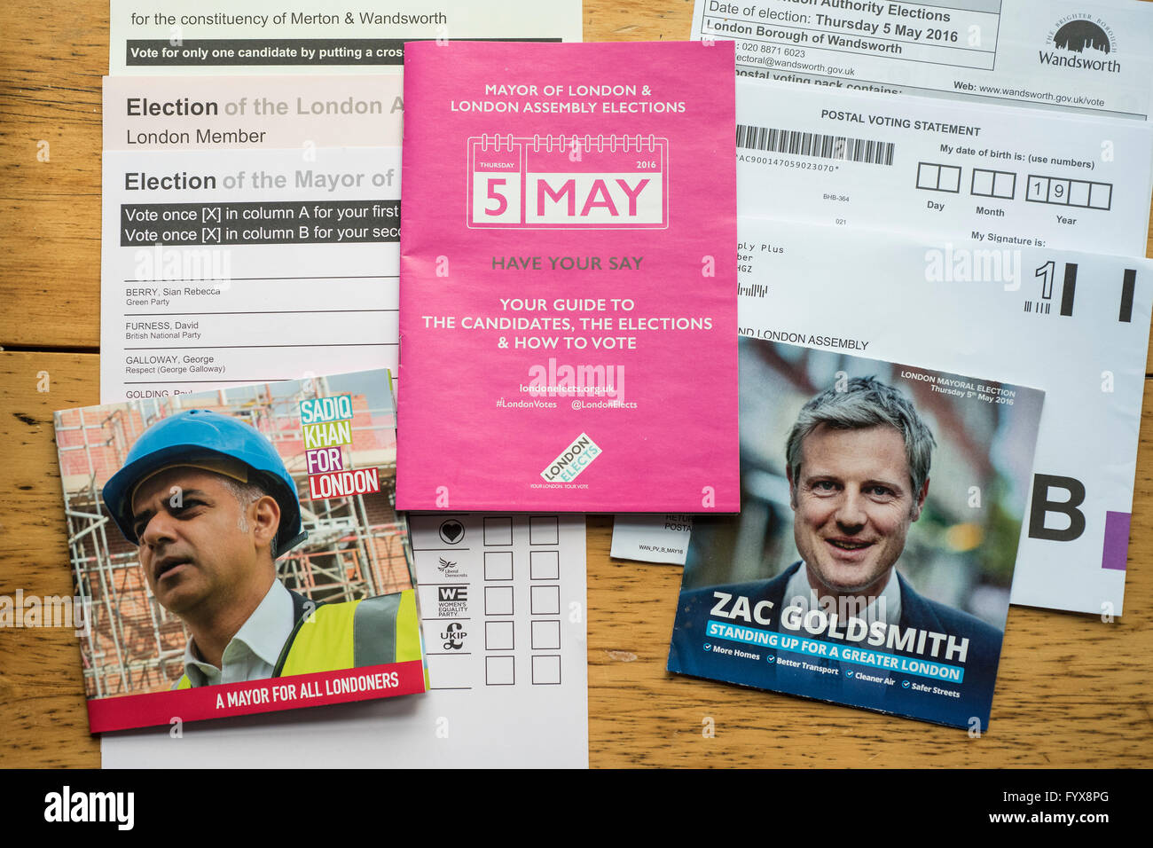 Décisions, décisions - votes par correspondance pour le London Mayoral et membre de l'Assemblée élections n'est pas terminée. La solution est à portée de main avec des dépliants des deux principaux candidats Sadiq Khan (travail) et Zac Goldsmith (Conservateur) ainsi qu'un rose officiel guide pour tous les candidats, intitulé Votre mot à dire. Banque D'Images