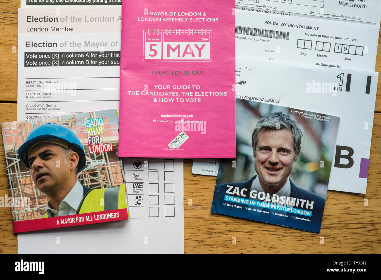 Décisions, décisions - votes par correspondance pour le London Mayoral et membre de l'Assemblée élections n'est pas terminée. La solution est à portée de main avec des dépliants des deux principaux candidats Sadiq Khan (travail) et Zac Goldsmith (Conservateur) ainsi qu'un rose officiel guide pour tous les candidats, intitulé Votre mot à dire. Banque D'Images