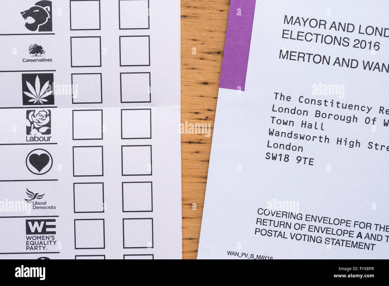 Décisions, décisions - votes par correspondance pour le London Mayoral et membre de l'Assemblée élections n'est pas terminée. La solution est à portée de main avec des dépliants des deux principaux candidats Sadiq Khan (travail) et Zac Goldsmith (Conservateur) ainsi qu'un rose officiel guide pour tous les candidats, intitulé Votre mot à dire. Banque D'Images