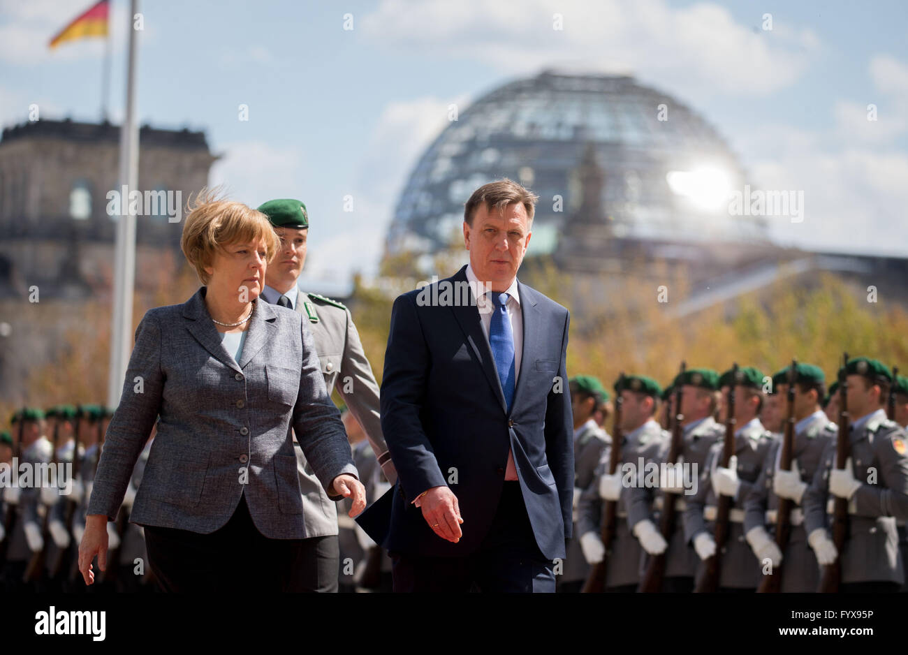 Berlin, Allemagne. Apr 29, 2016. La chancelière Angela Merkel (CDU) se félicite de Premier ministre letton Maris Kucinskis avec honneurs militaires à la chancellerie à Berlin, Allemagne, 29 avril 2016. PHOTO : KAY NIETFELD/dpa/Alamy Live News Banque D'Images