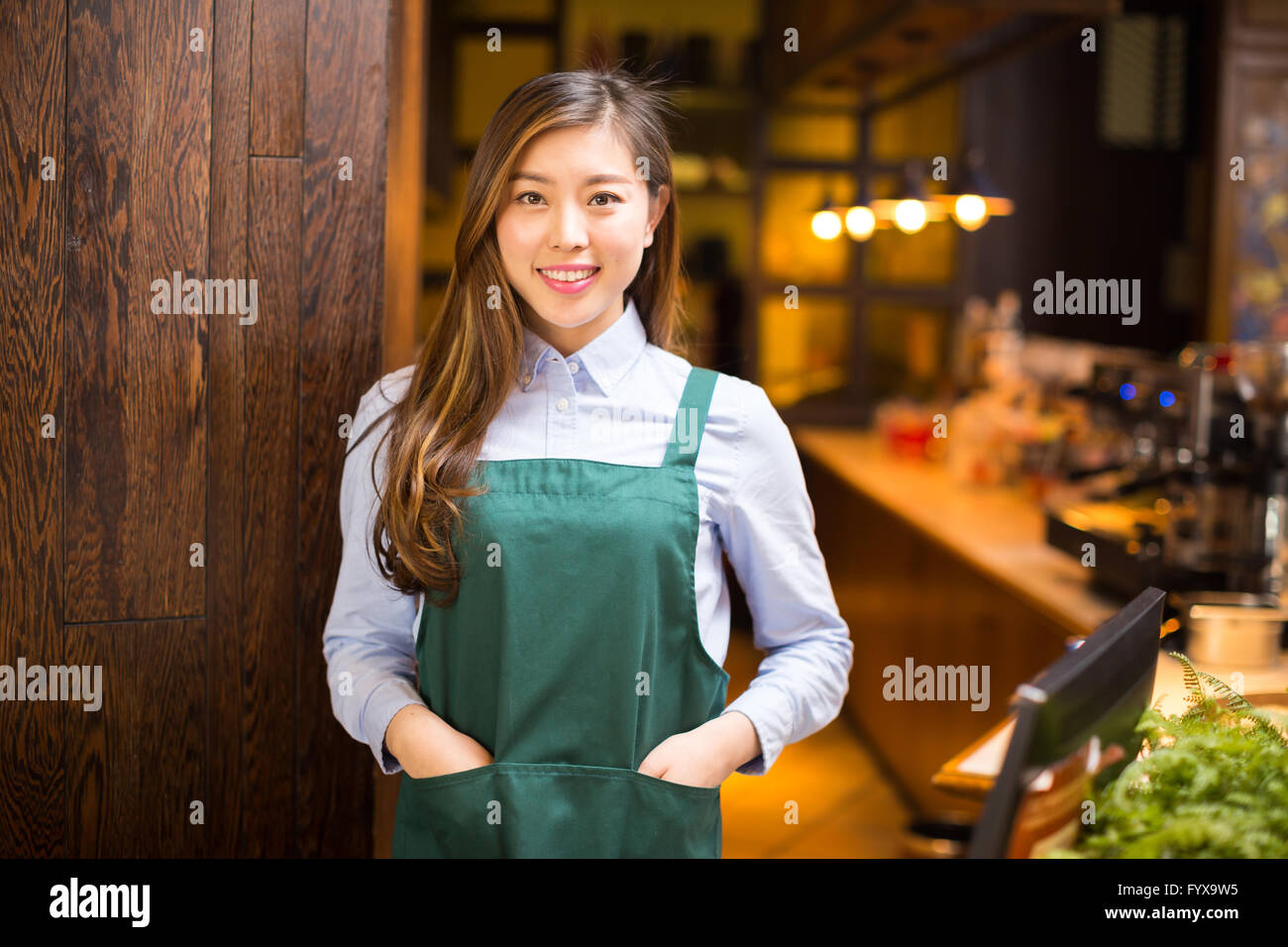 Serveuse et serveur dans portrait cafe Banque D'Images