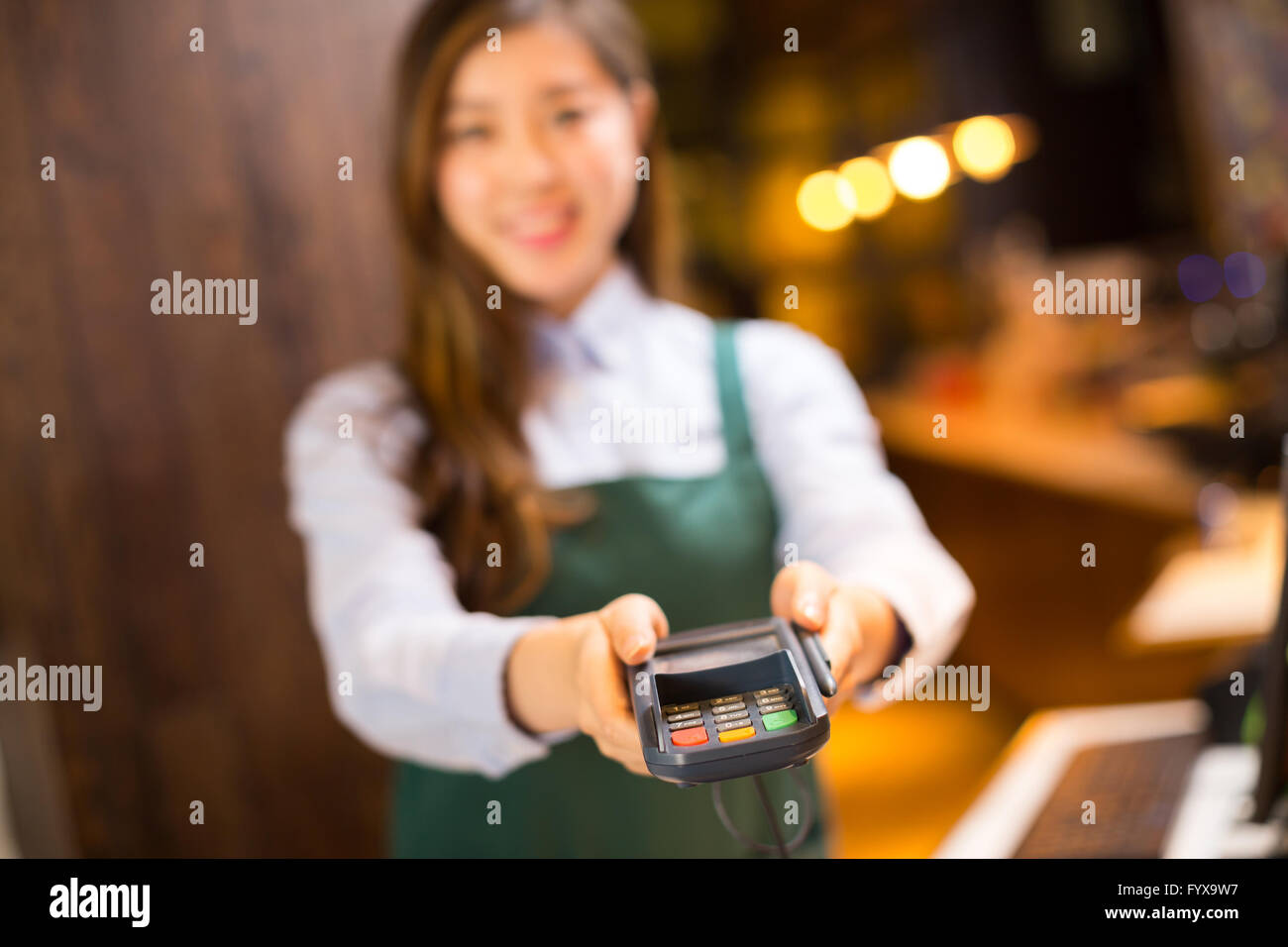 Serveuse et serveur dans portrait cafe Banque D'Images