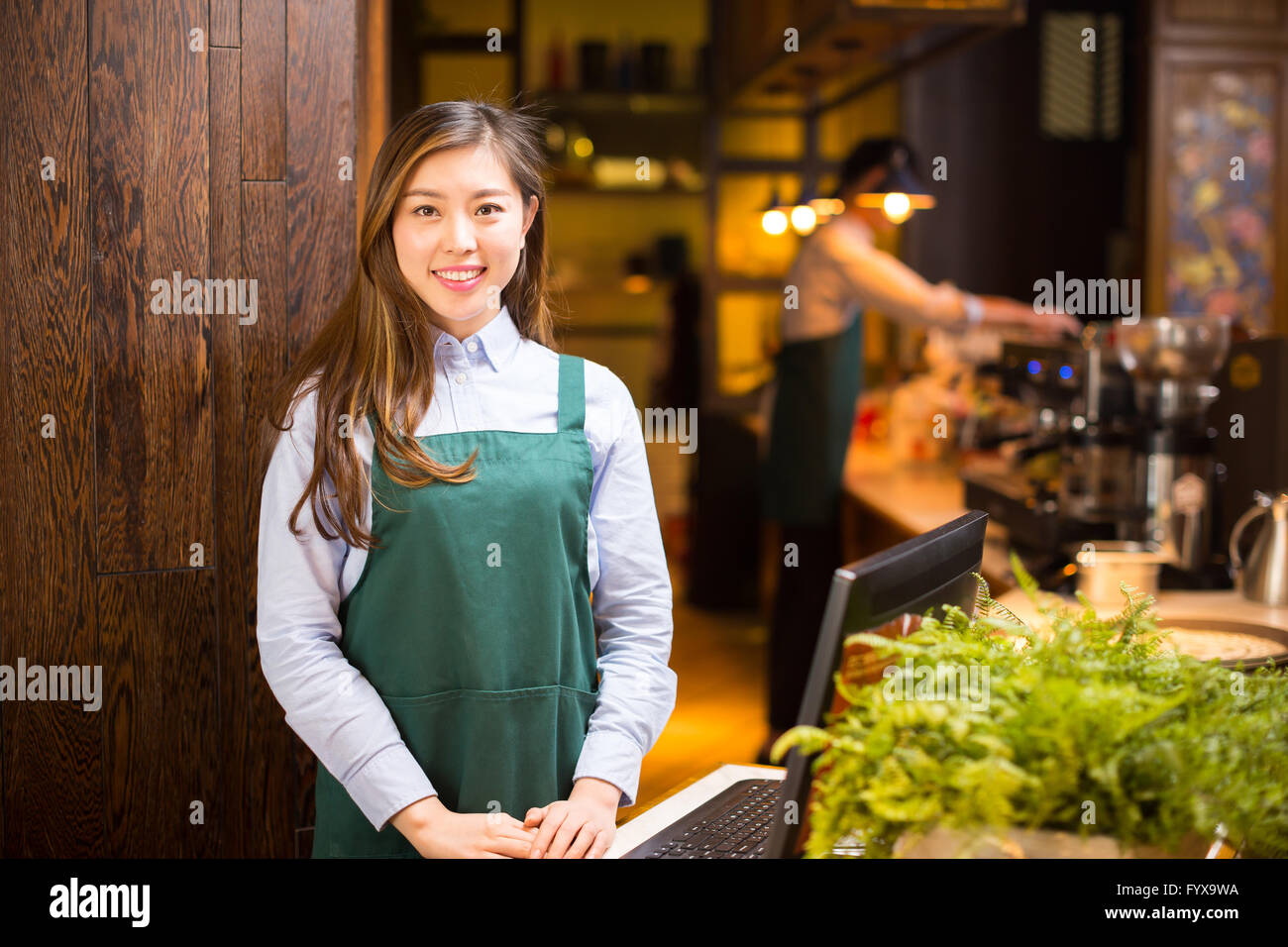 Serveuse et serveur dans portrait cafe Banque D'Images