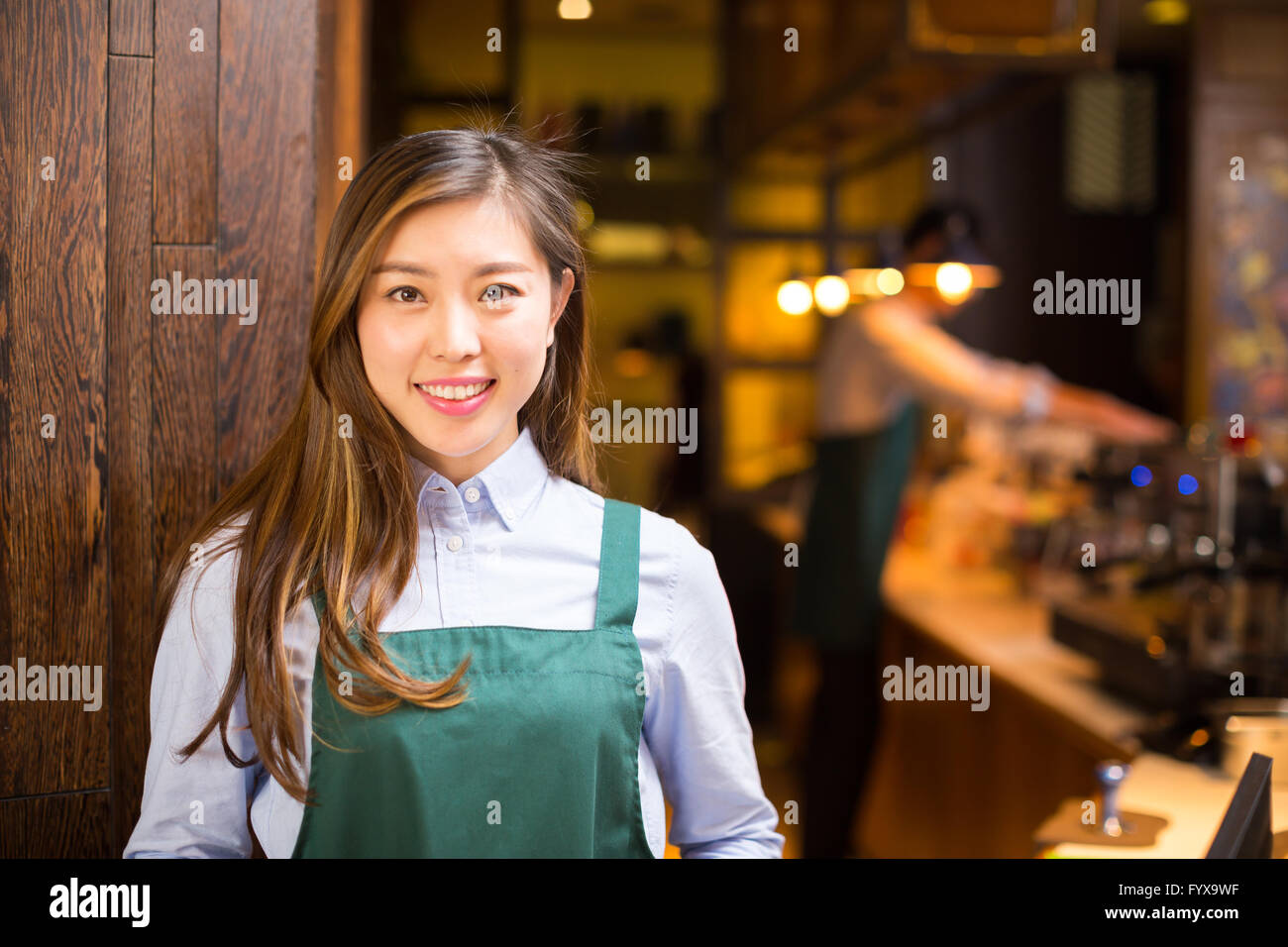 Serveuse et serveur dans portrait cafe Banque D'Images