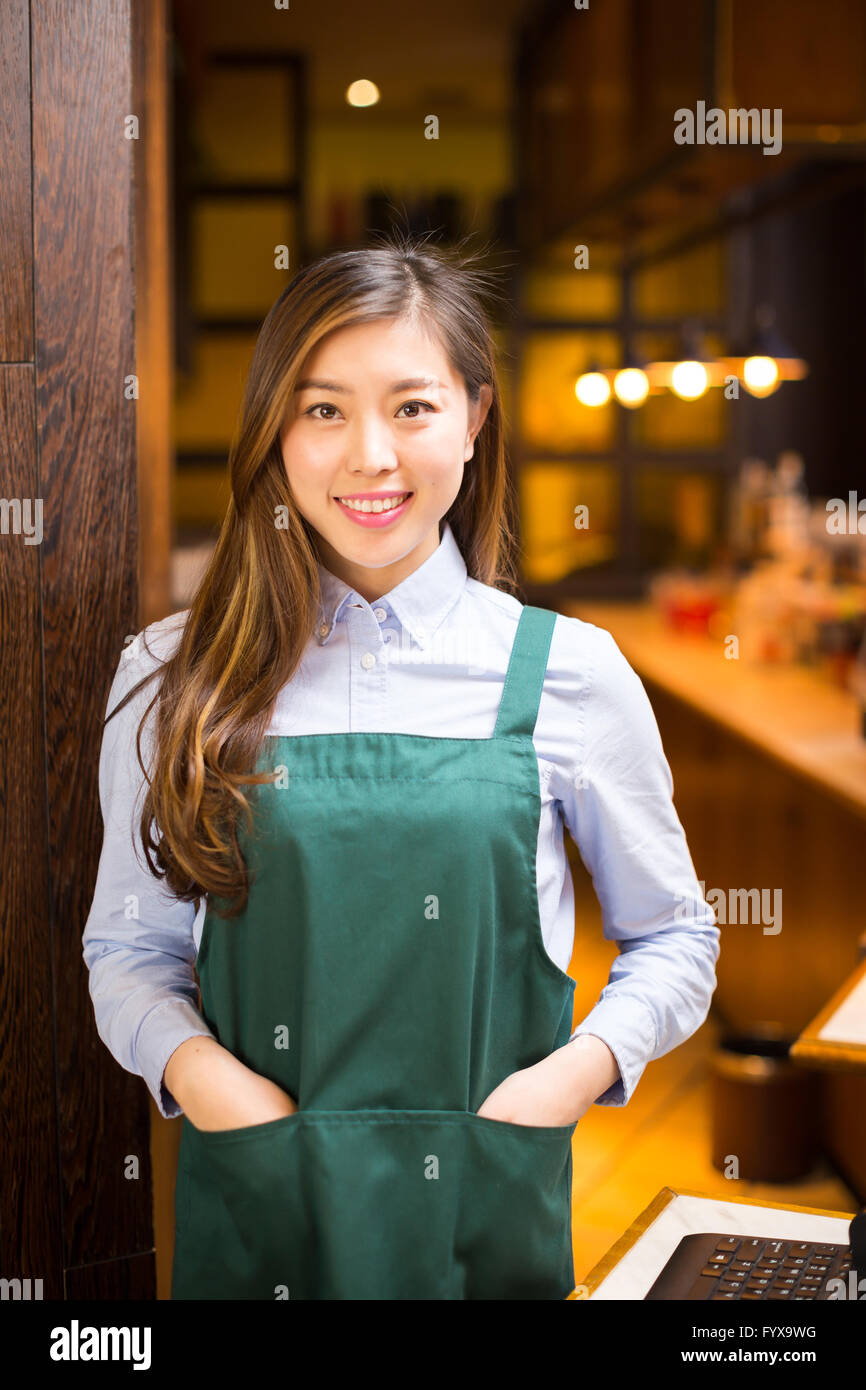 Serveuse et serveur dans portrait cafe Banque D'Images