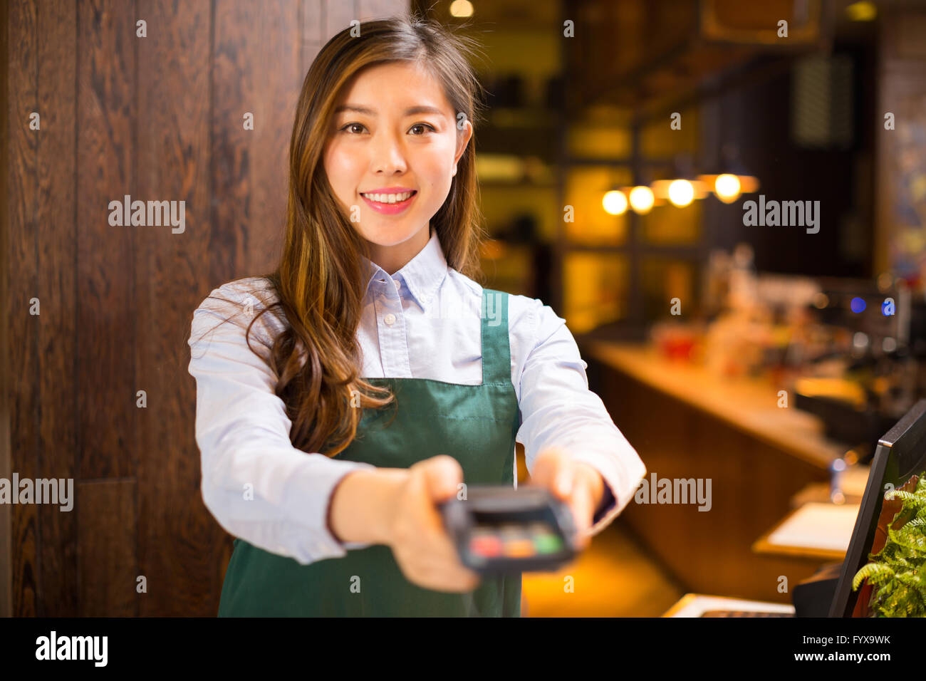 Serveuse et serveur dans portrait cafe Banque D'Images