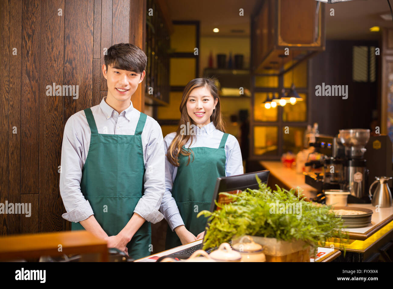 Serveuse et serveur dans portrait cafe Banque D'Images