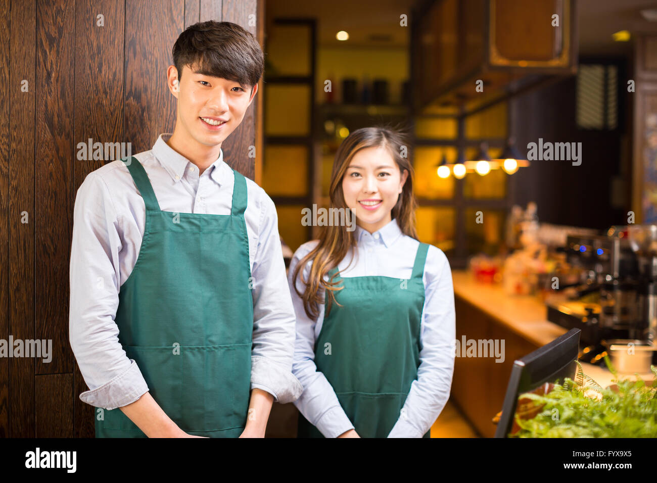 Serveuse et serveur dans portrait cafe Banque D'Images