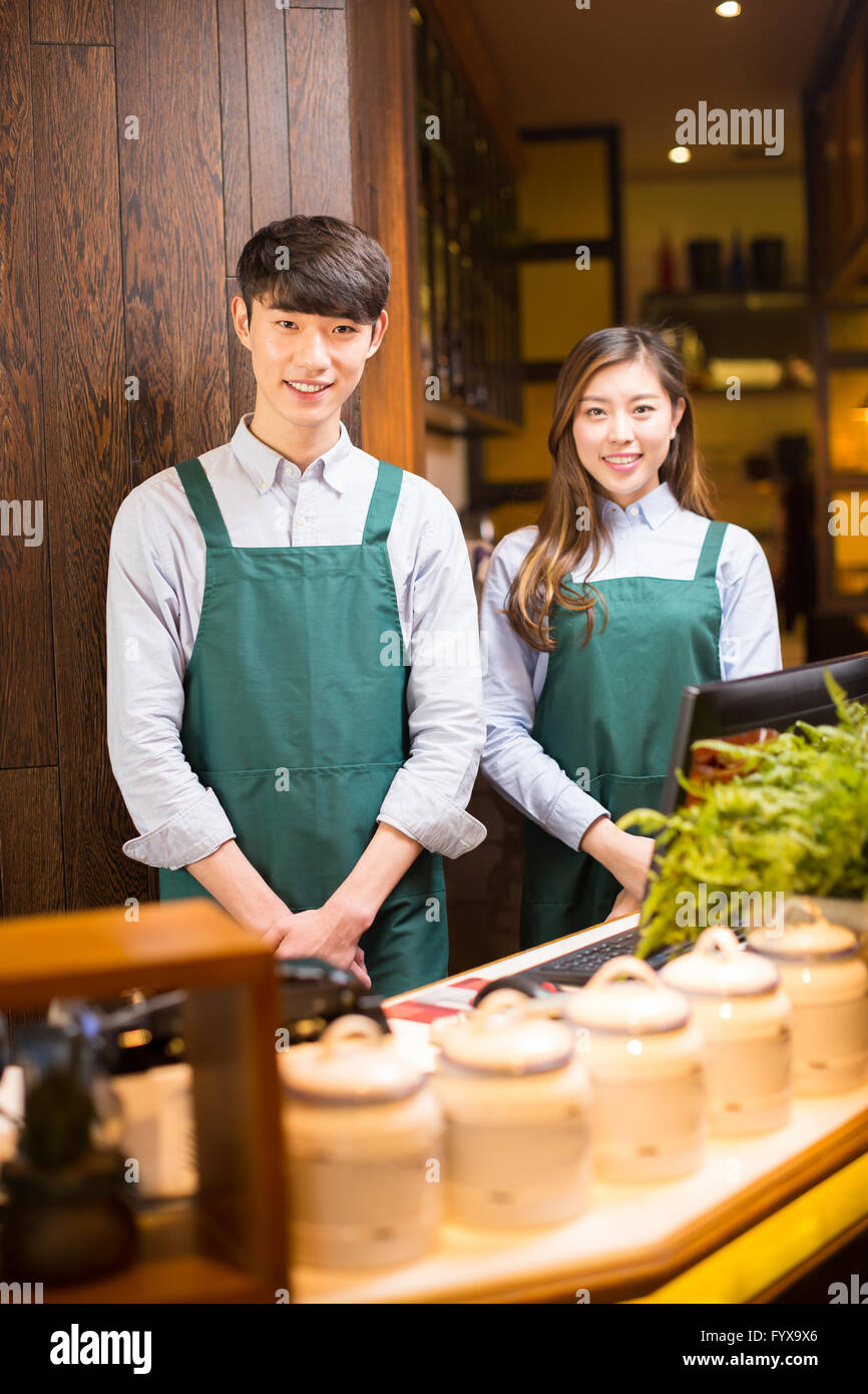 Serveuse et serveur dans portrait cafe Banque D'Images