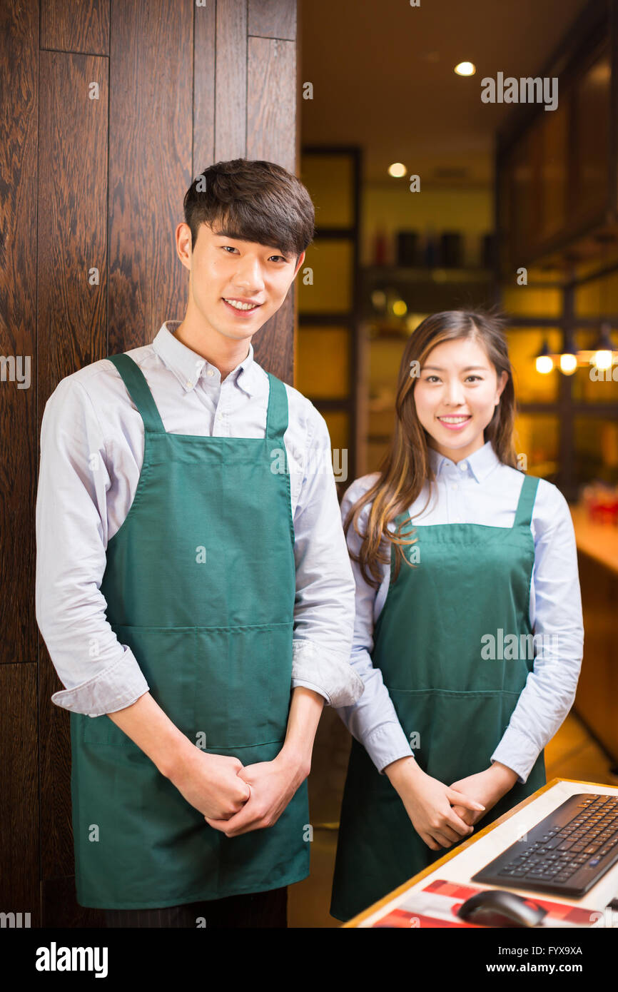 Serveuse et serveur dans portrait cafe Banque D'Images