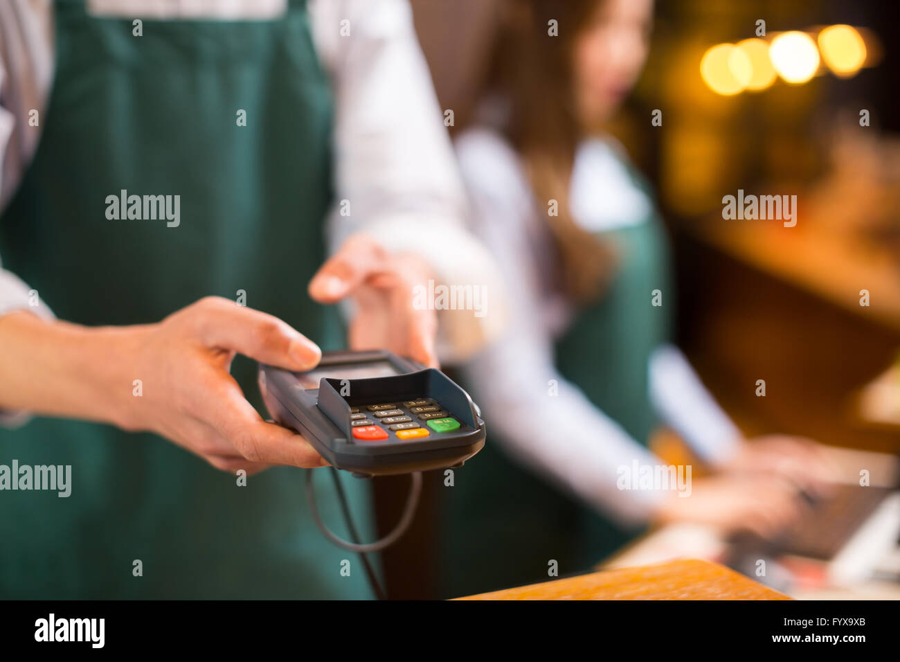 Serveuse et serveur dans portrait cafe Banque D'Images