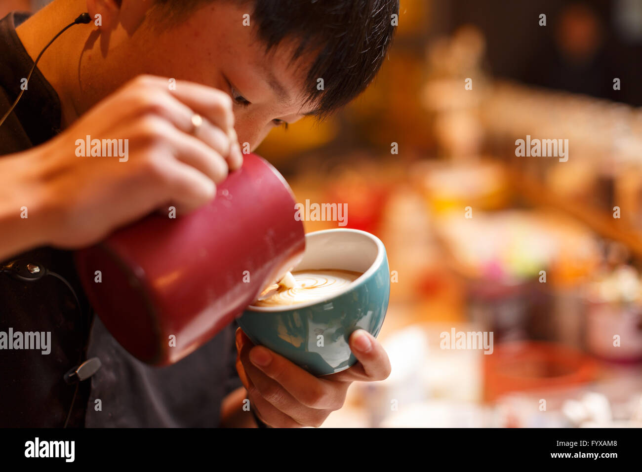 Portrait et serveuse waiter serving in cafe Banque D'Images