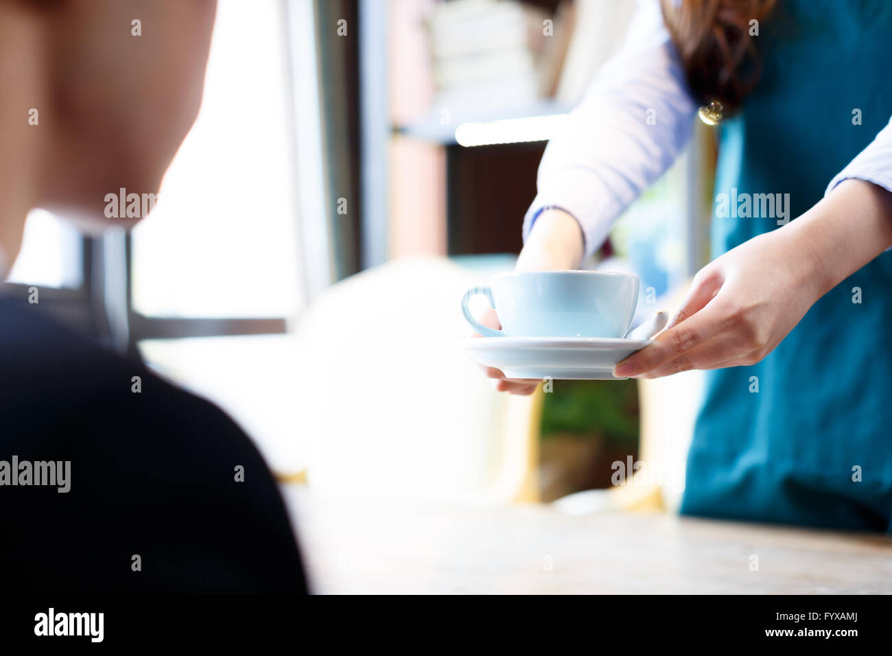 Portrait et serveuse waiter serving in cafe Banque D'Images