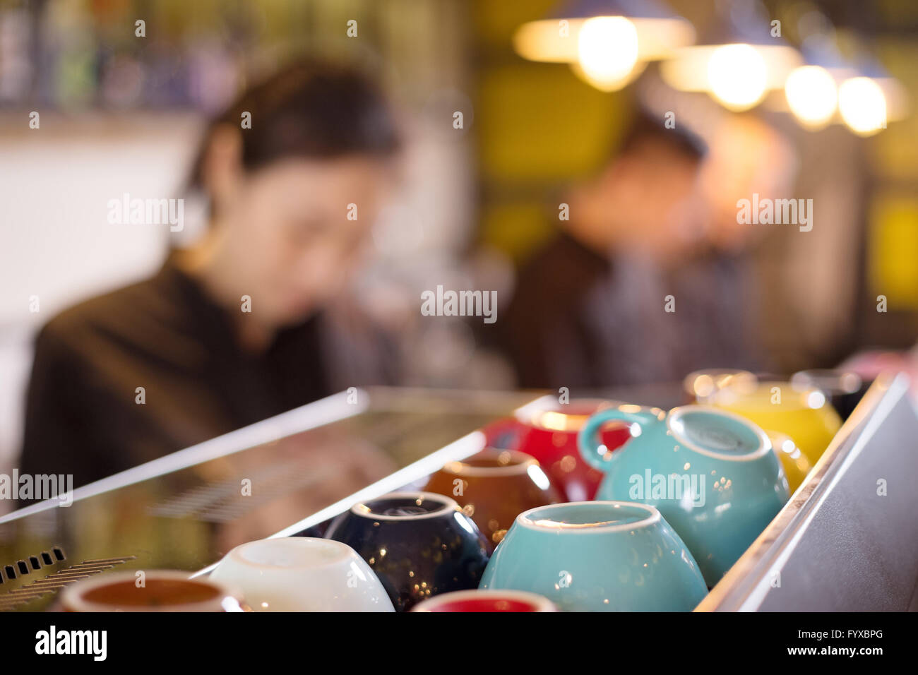 Dans waitress cafe moderne Banque D'Images