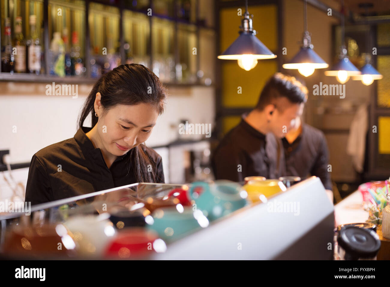 Dans waitress cafe moderne Banque D'Images