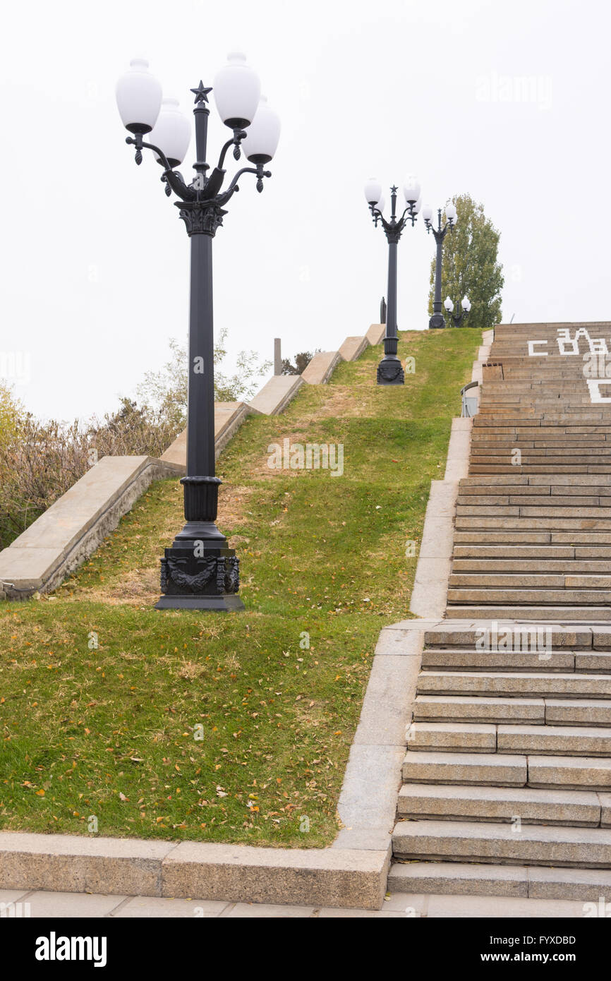 Lampes d'éclairage d'escalier principal à l'entrée de l'ensemble historique et commémoratif de la quot;aux héros de la bataille de Stalingrad Banque D'Images