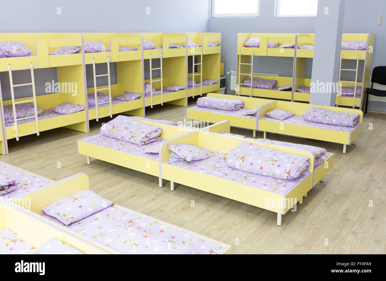 La maternelle moderne chambre avec lit d Photo Stock - Alamy