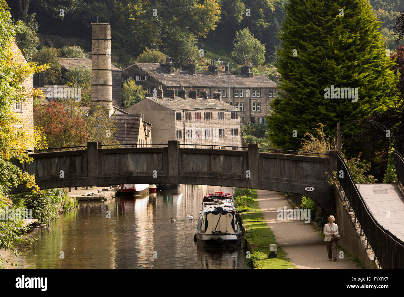Royaume-uni, Angleterre, dans le Yorkshire, Calderdale Hebden Bridge, passerelle au-dessus de Rochdale Canal à Nouvelle route Bassin, Banque D'Images Royaume-uni, Angleterre, dans le Yorkshire, Calderdale Hebden Bridge, passerelle au-dessus de Rochdale Canal à Nouvelle route Bassin, Banque D'Images