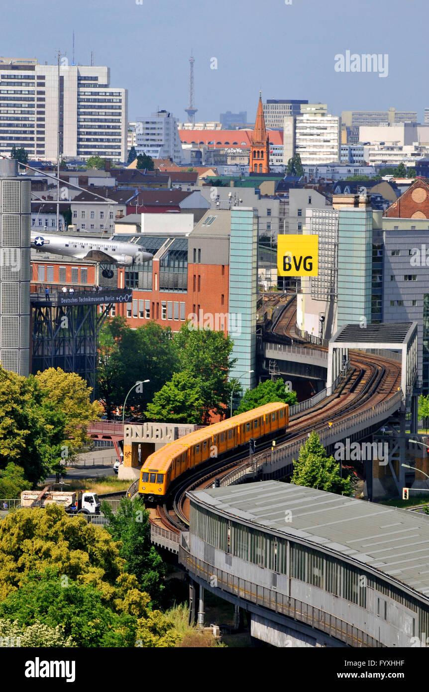 U1, métro, l'U-Bahn de Berlin, BVG, Schoneberger Ufer, Friedrichshain-Kreuzberg, Berlin / Schöneberger Ufer, Kreuzberg, en viaduc, U-Bahnlinie 1, Berliner Verkehrsbetriebe Banque D'Images