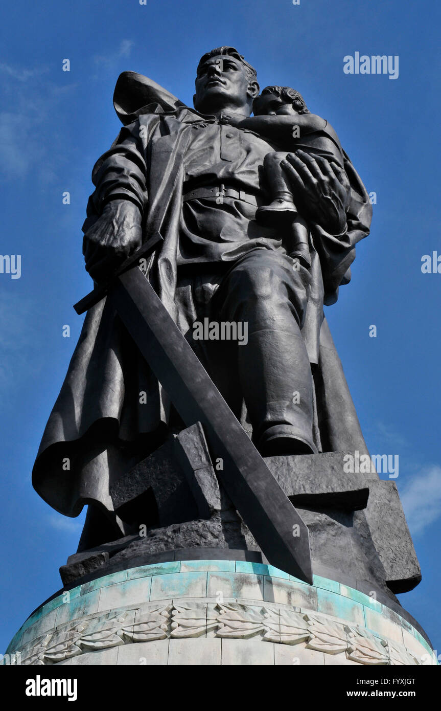 Sculpture soldat soviétique, mémorial de guerre, Treptow, Berlin, Allemagne / épée Banque D'Images
