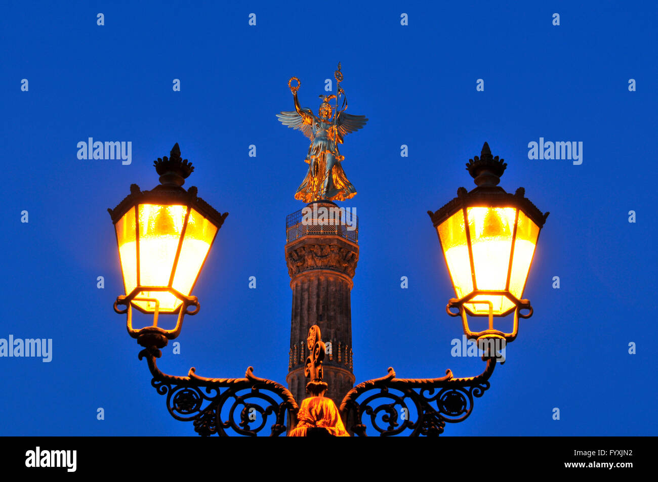 Lanterne, colonne de la Victoire, statue en or de Victoria, déesse de la victoire, Tiergarten, Berlin, Allemagne / Siegessäule Banque D'Images