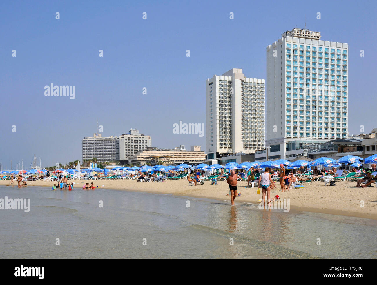 Plage, promenade, immeubles de grande hauteur, Tel Aviv-Jaffa, Israël Banque D'Images