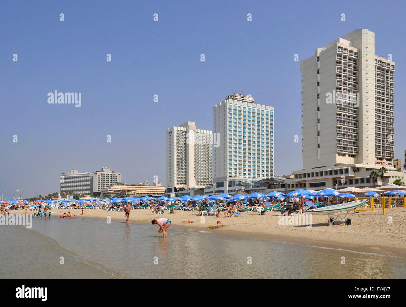 Plage, promenade, immeubles de grande hauteur, Tel Aviv-Jaffa, Israël Banque D'Images