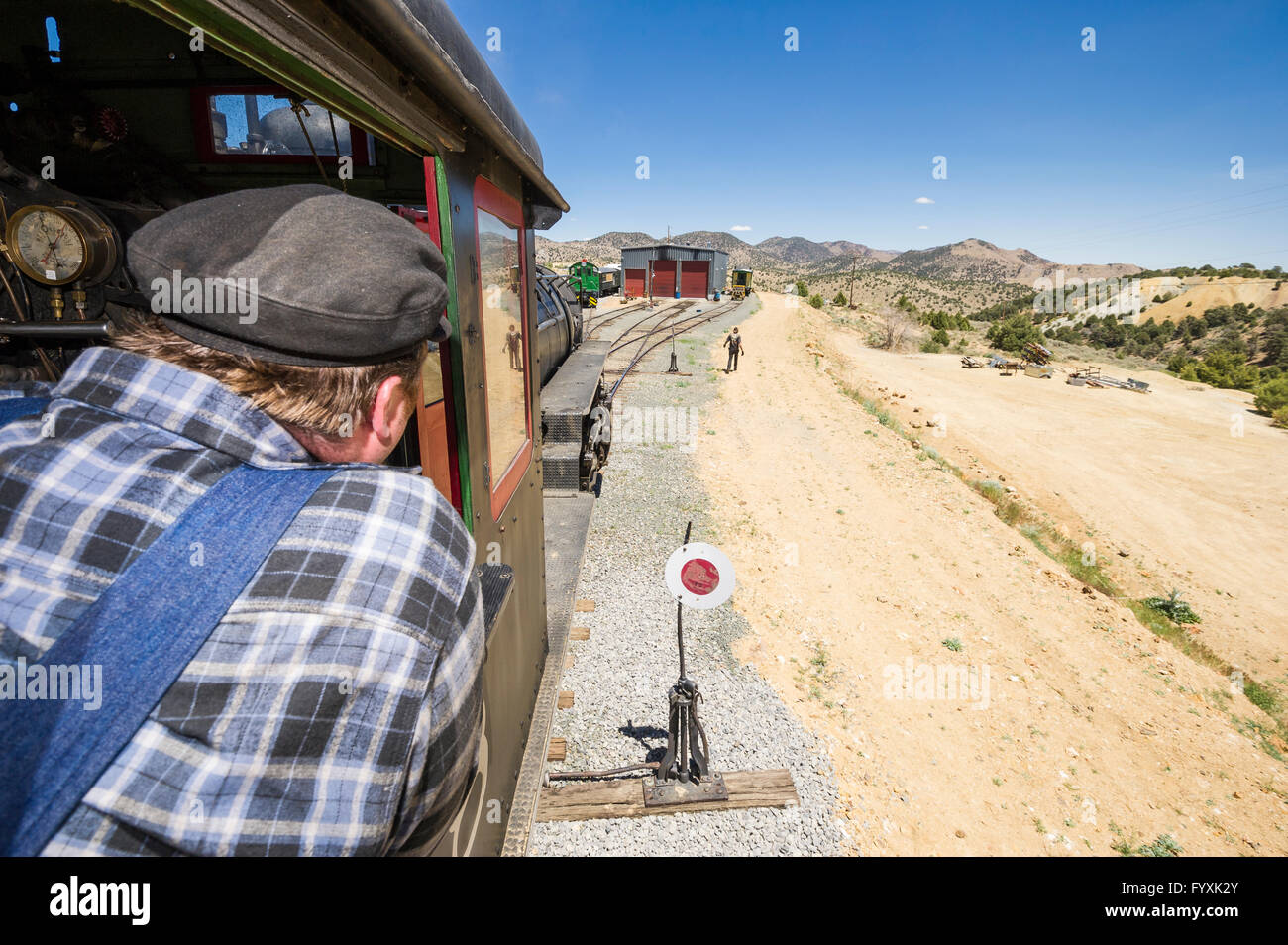 Ingénieur en train à vapeur Brian Covey regarde il conduit vers le moteur de la chambre. Virgina & Truckee Railroad Banque D'Images