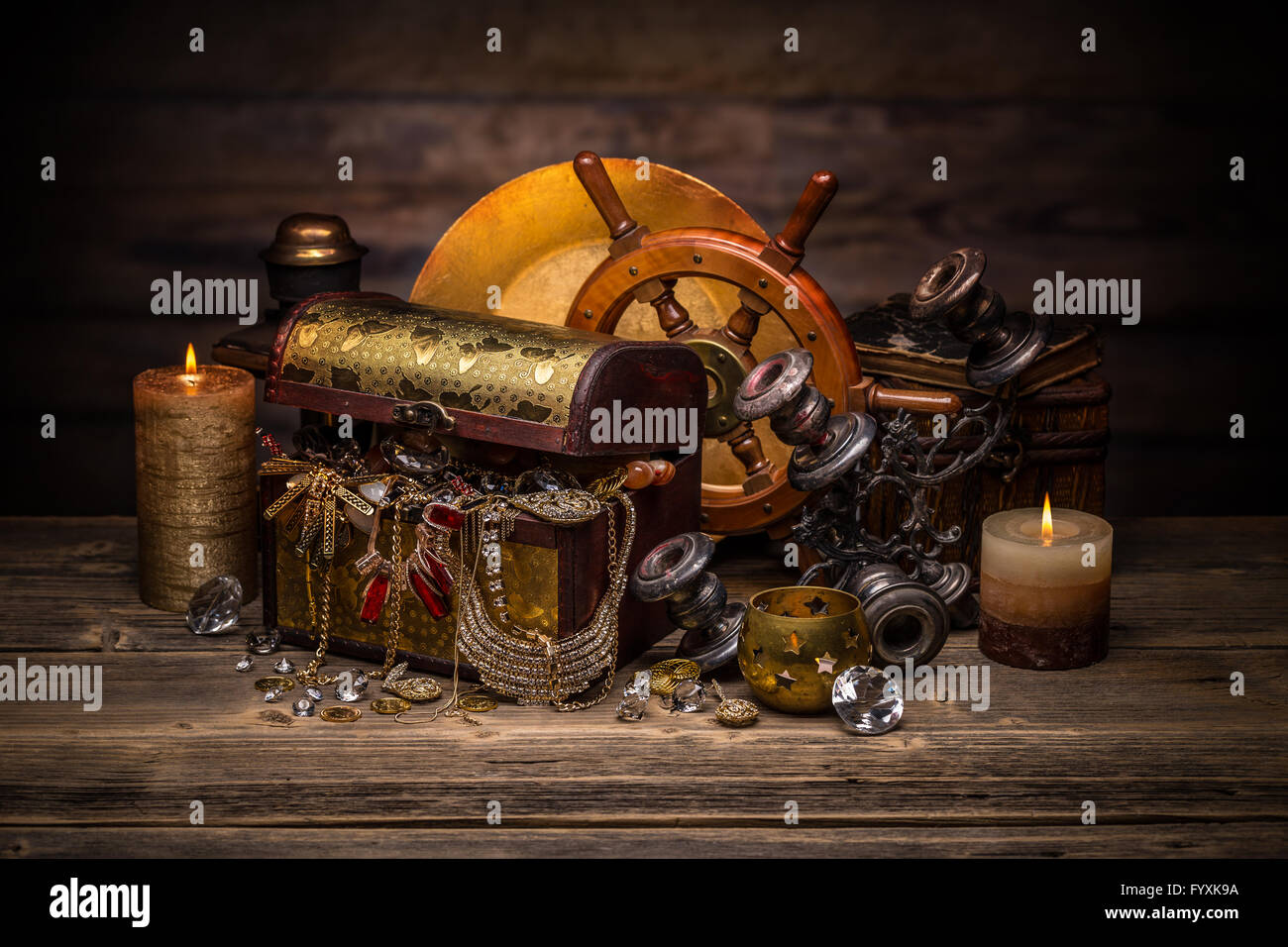 Boîte à bijoux en bois de la vie toujours sur fond de bois vintage Banque D'Images