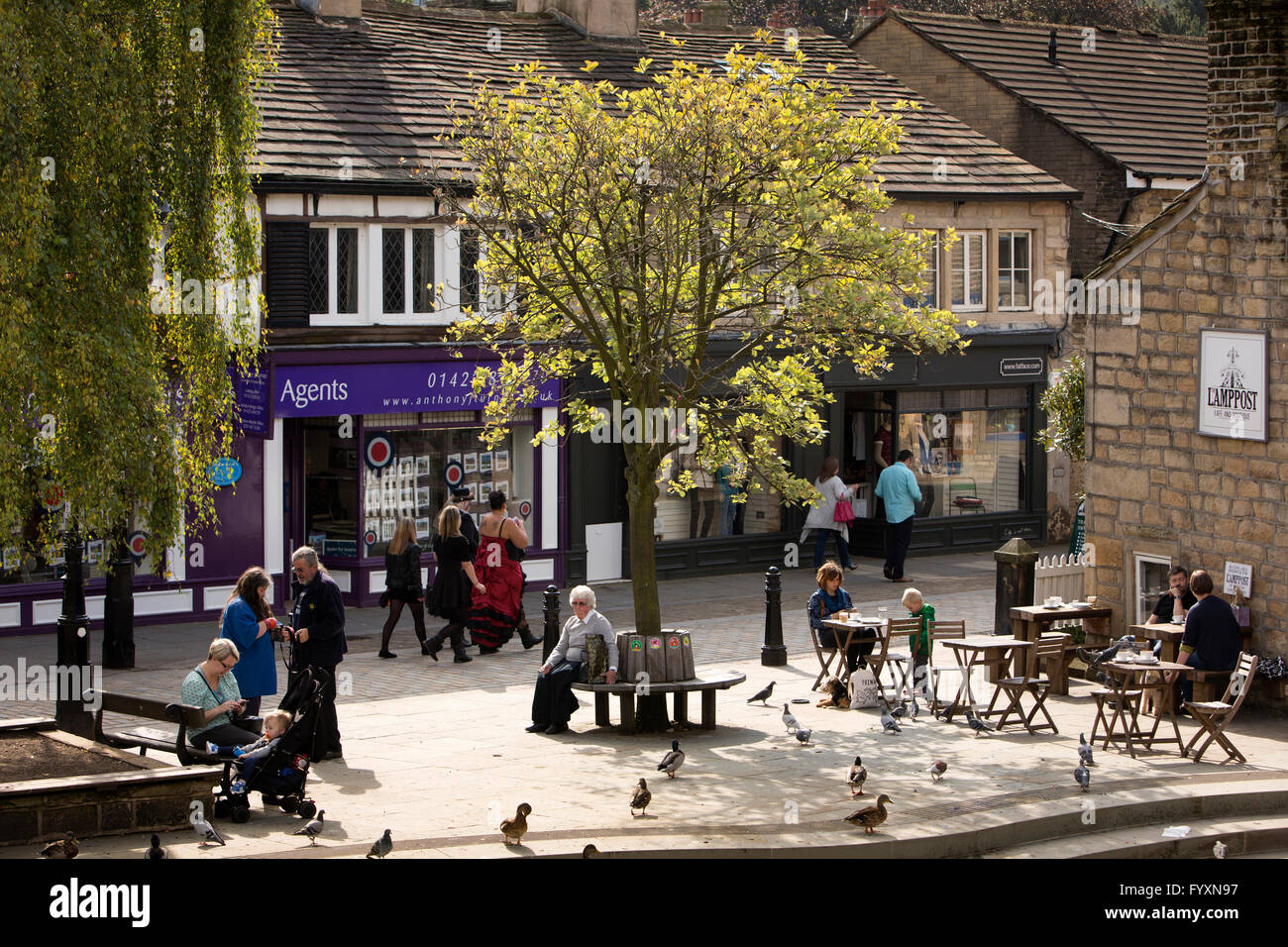 Royaume-uni, Angleterre, dans le Yorkshire, Calderdale Hebden Bridge, Bridge Gate, les visiteurs s'assit à côté de mesures ondulées vieux pont à cheval Banque D'Images