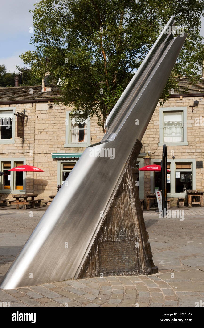 Royaume-uni, Angleterre, dans le Yorkshire, Calderdale Hebden Bridge, St Georges Square, 10' de hauteur Futaine sculpture de couteau Mike Williams Banque D'Images
