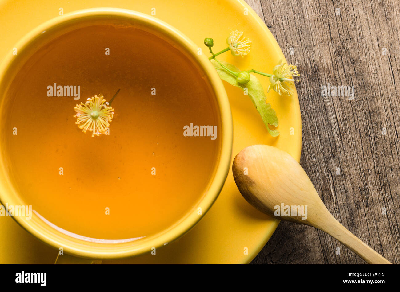 Tasse de thé jaune avec linden sur la table, vue du dessus Banque D'Images