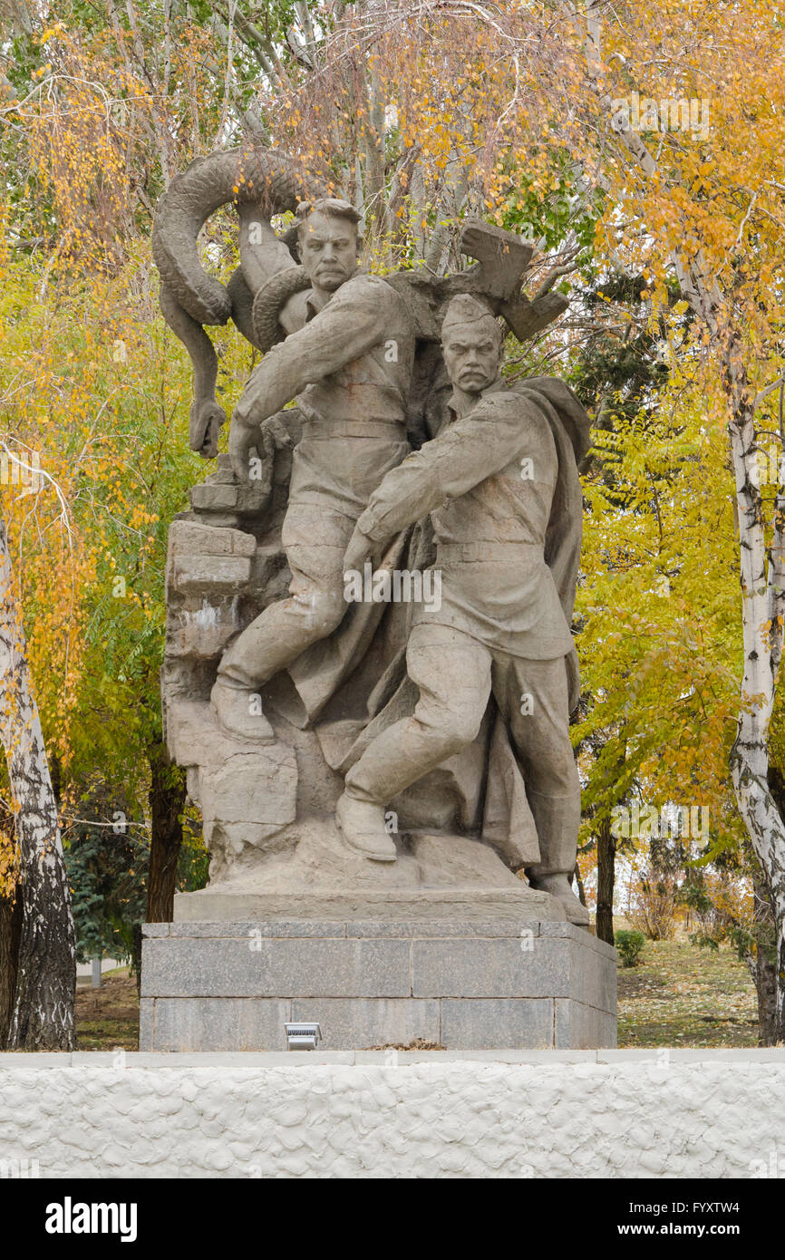 Allégorie de la sculpture « défenseurs de Stalingrad détruire pas encore vaincu, mais a reçu une blessure mortelle ; fascismquot dans le square Banque D'Images