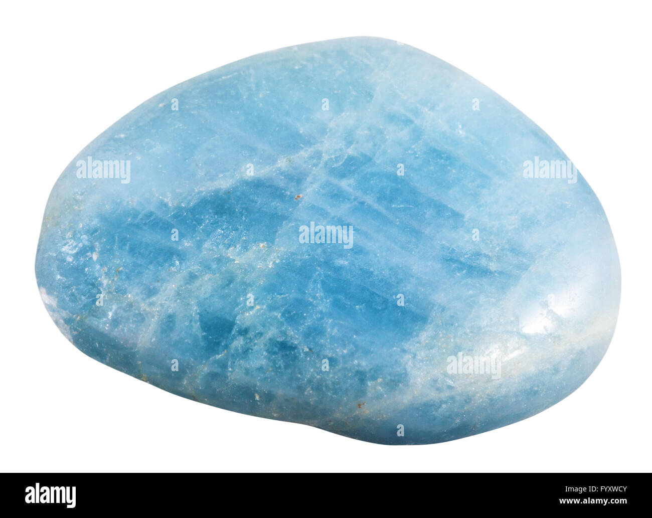 La prise de vue macro des pierres minérales naturelles - aigue-marine (Béryl bleu poli) gemstone isolé sur fond blanc Banque D'Images
