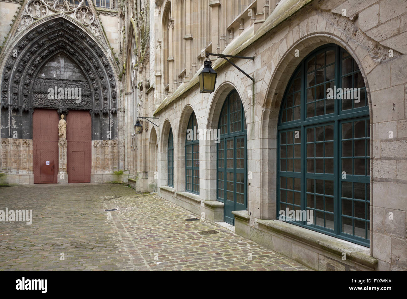 13e siècle Portail des Libraires (à gauche de la photo), la Cathédrale de Rouen, Rouen, Normandie, France Banque D'Images