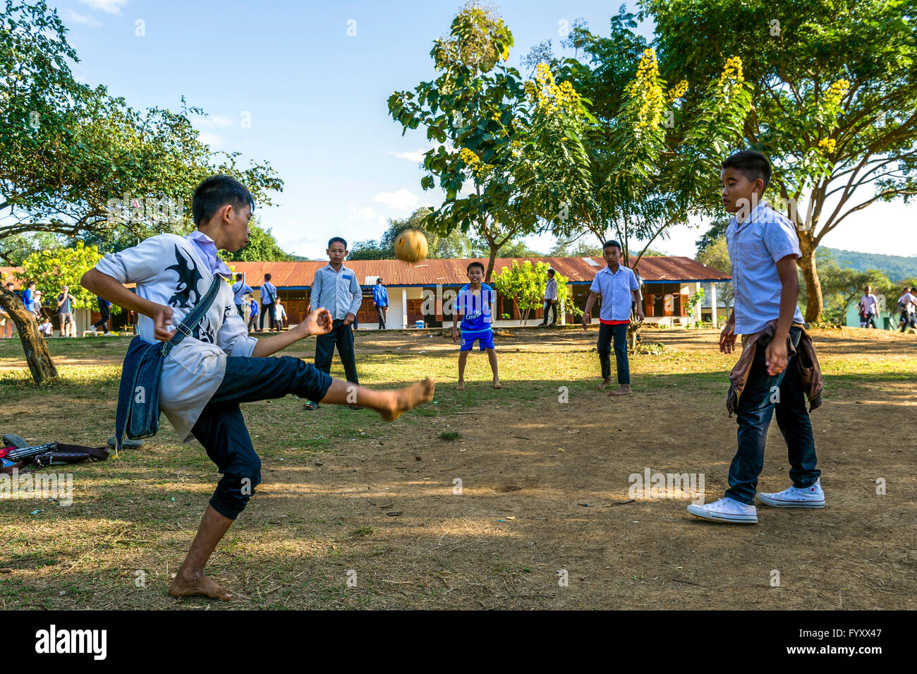 L'Asie. L'Asie du Sud-Est. Le Laos. Province de Luang Prabang. L'école primaire dans un village rural. Jeunes garçons jouent au Sepak Takraw. Banque D'Images