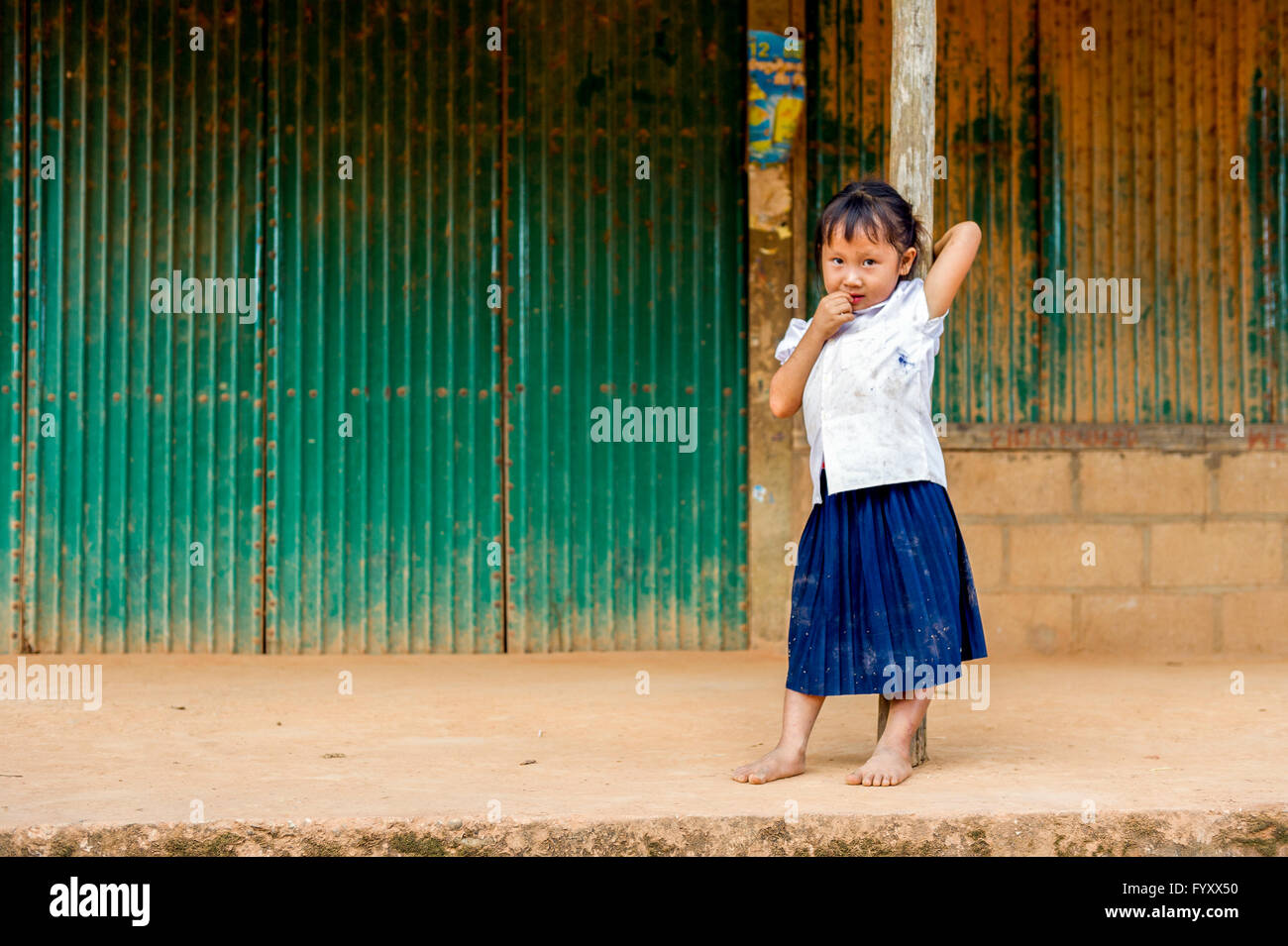 L'Asie. L'Asie du Sud-Est. Le Laos. Province de Vang Vieng. Village rural. Portrait d'une petite fille d'AJO. Banque D'Images