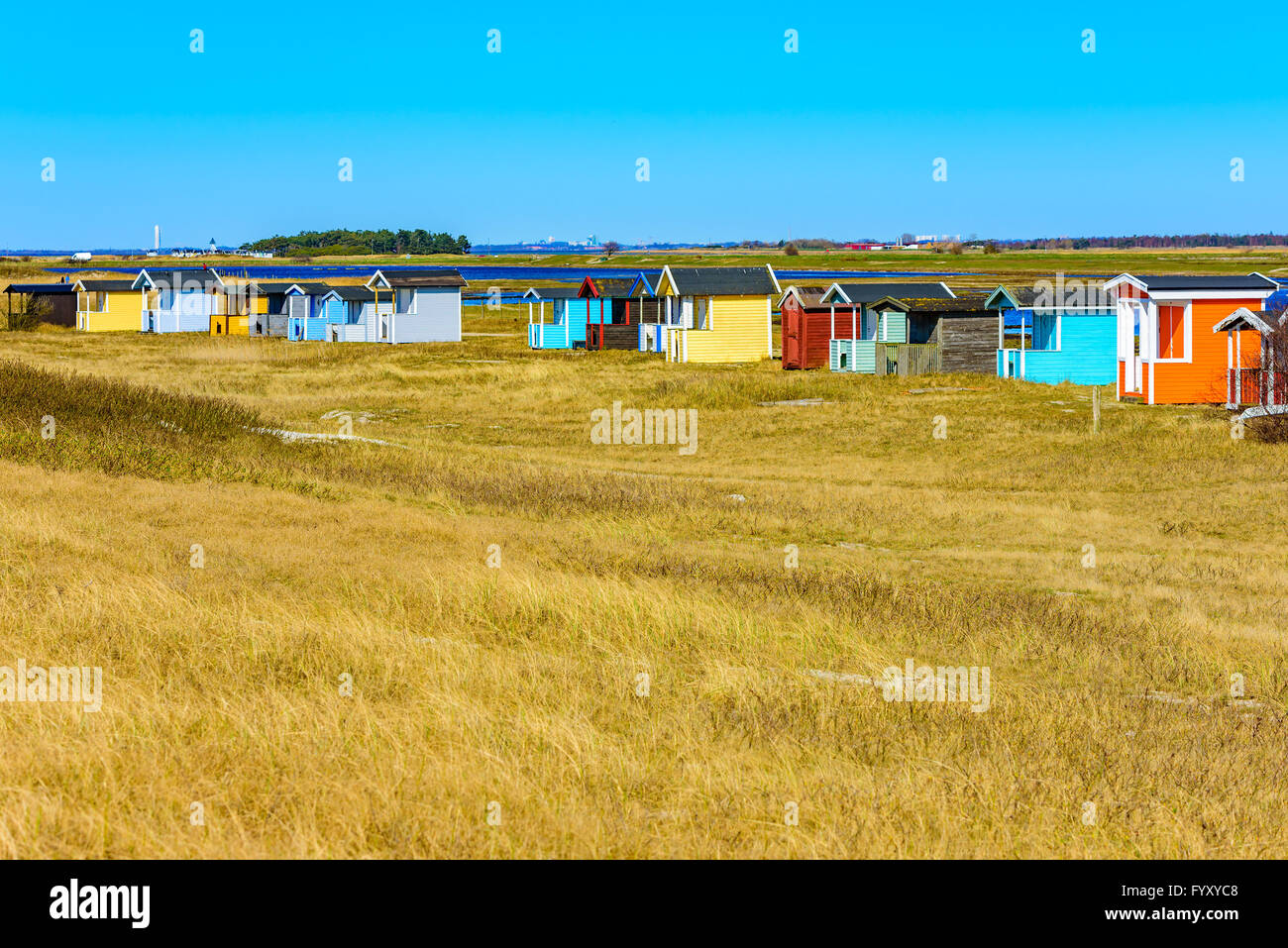 La Suède, Falsterbo - Avril 11, 2016 : Beau paysage pittoresque avec une rangée de cabines colorées de dans l'herbe sèche. Les randonnées tra Banque D'Images