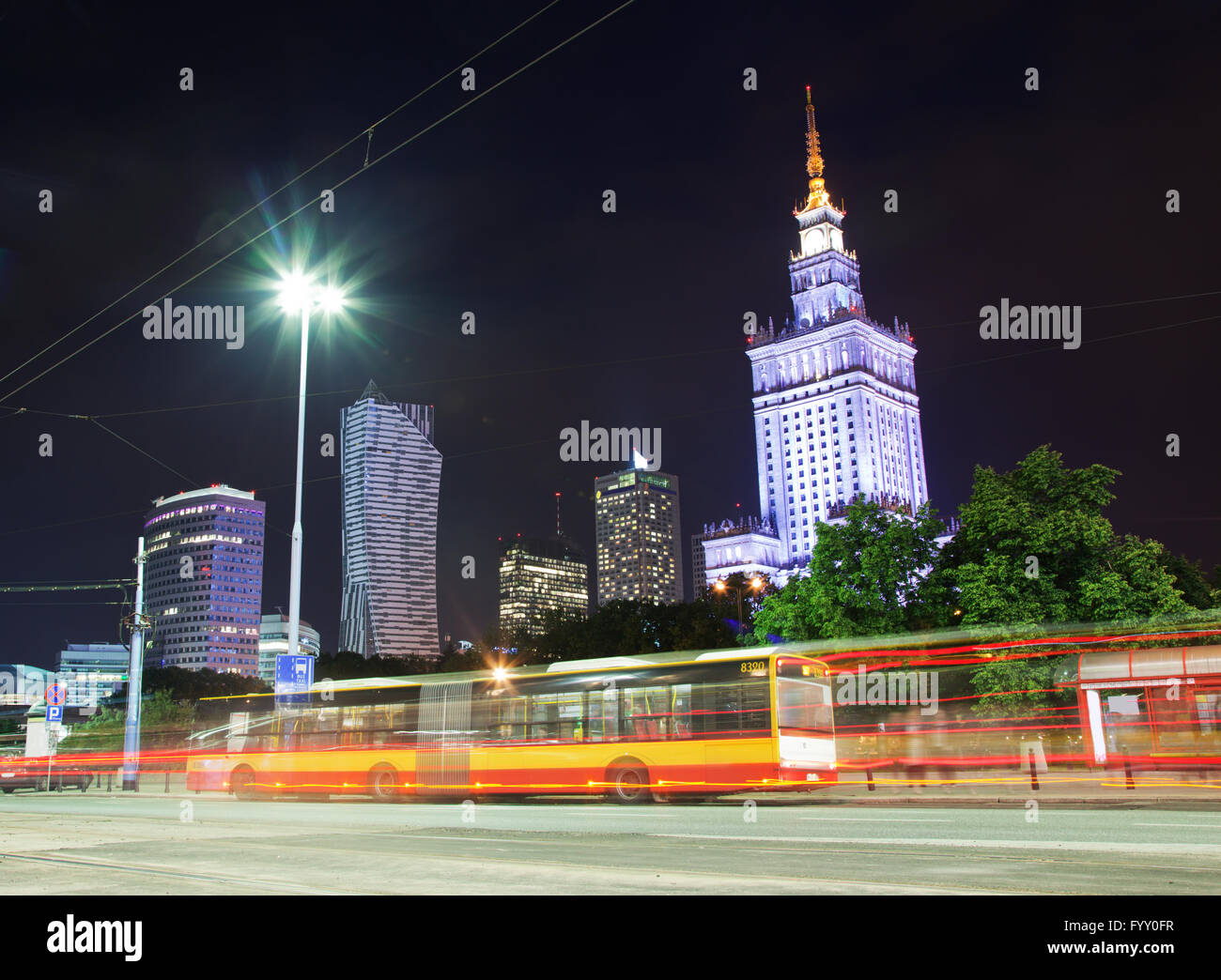 Varsovie, Pologne centre-ville skyline at night Banque D'Images