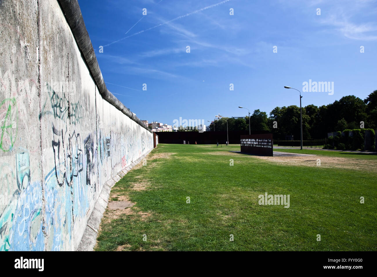 Mémorial du Mur de Berlin avec des graffitis. Banque D'Images