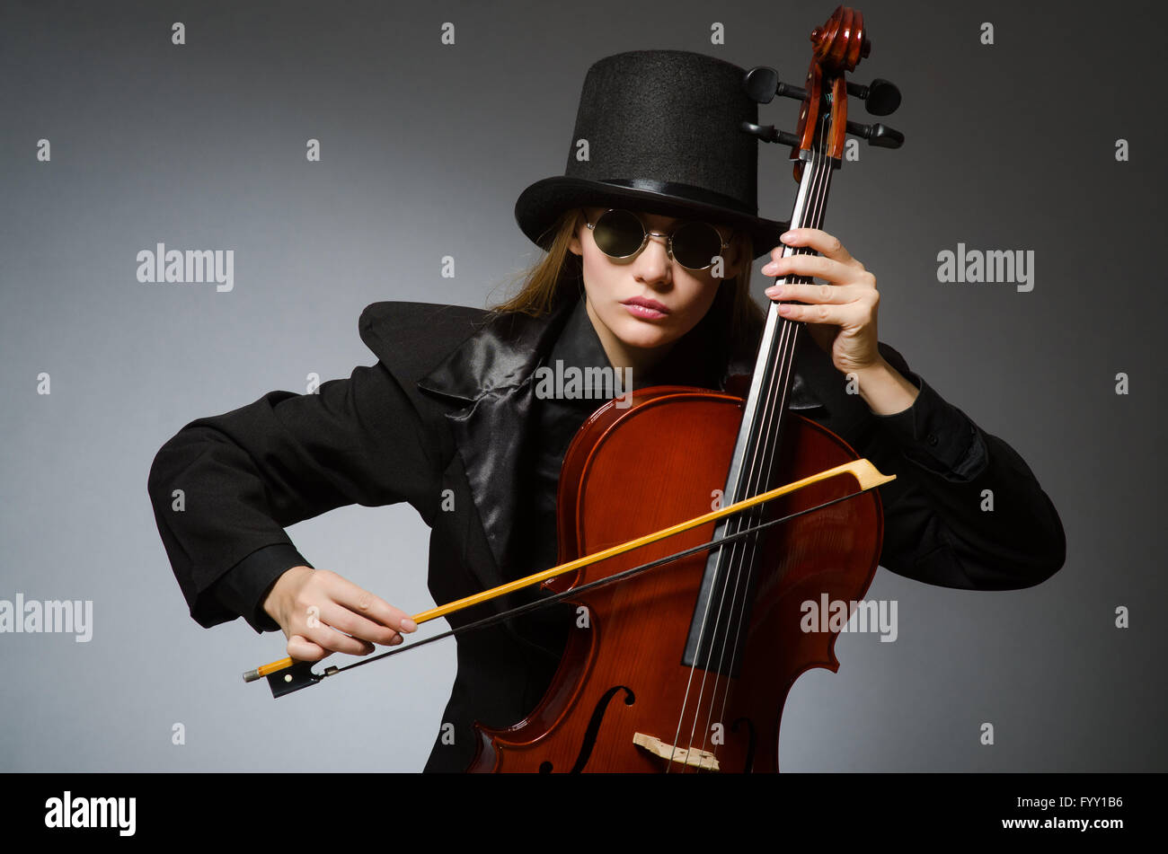 Femme jouant du violoncelle classique en musique concept Banque D'Images