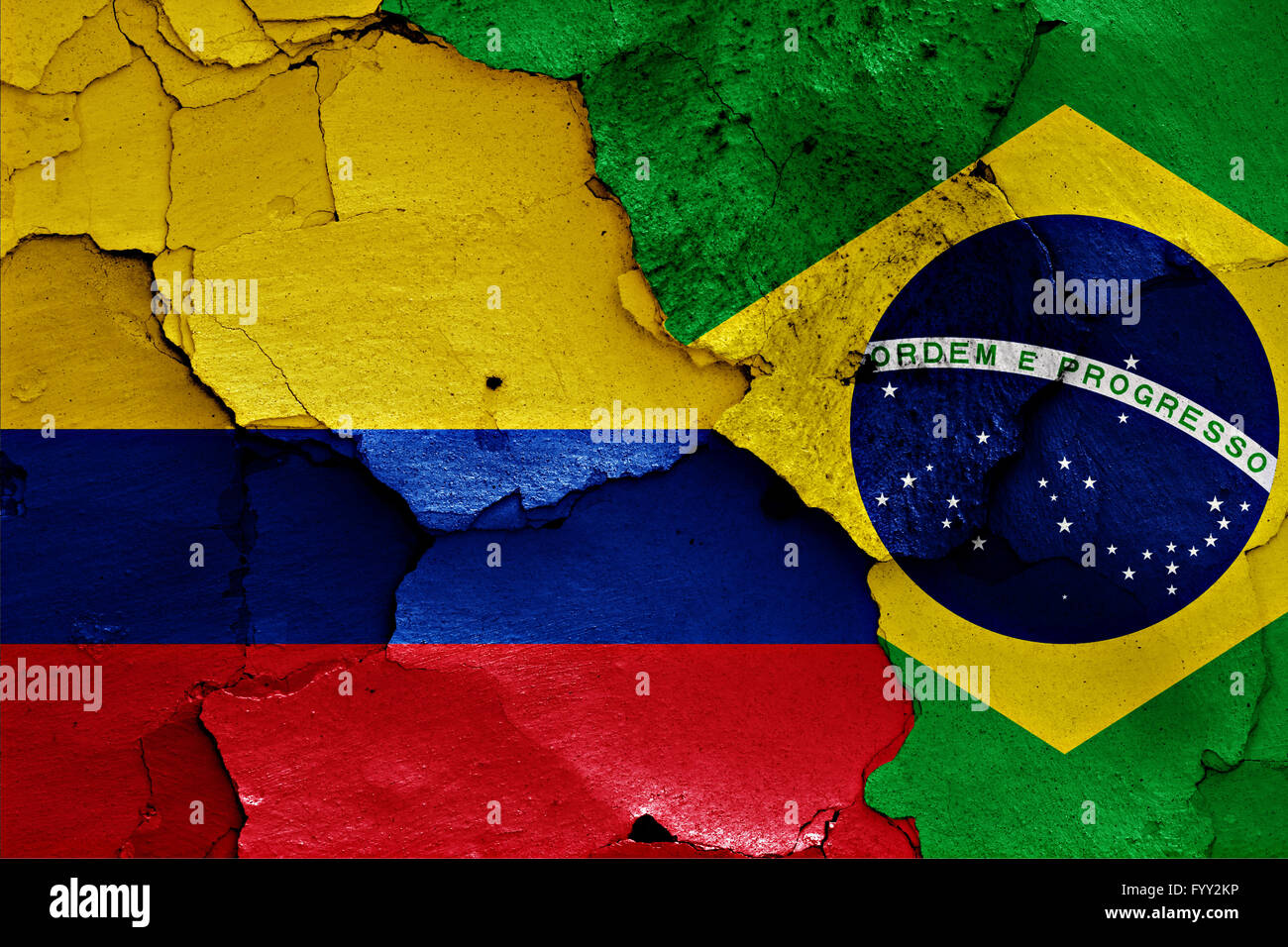 Drapeaux de la Colombie et le Brésil peint sur mur fissuré Banque D'Images
