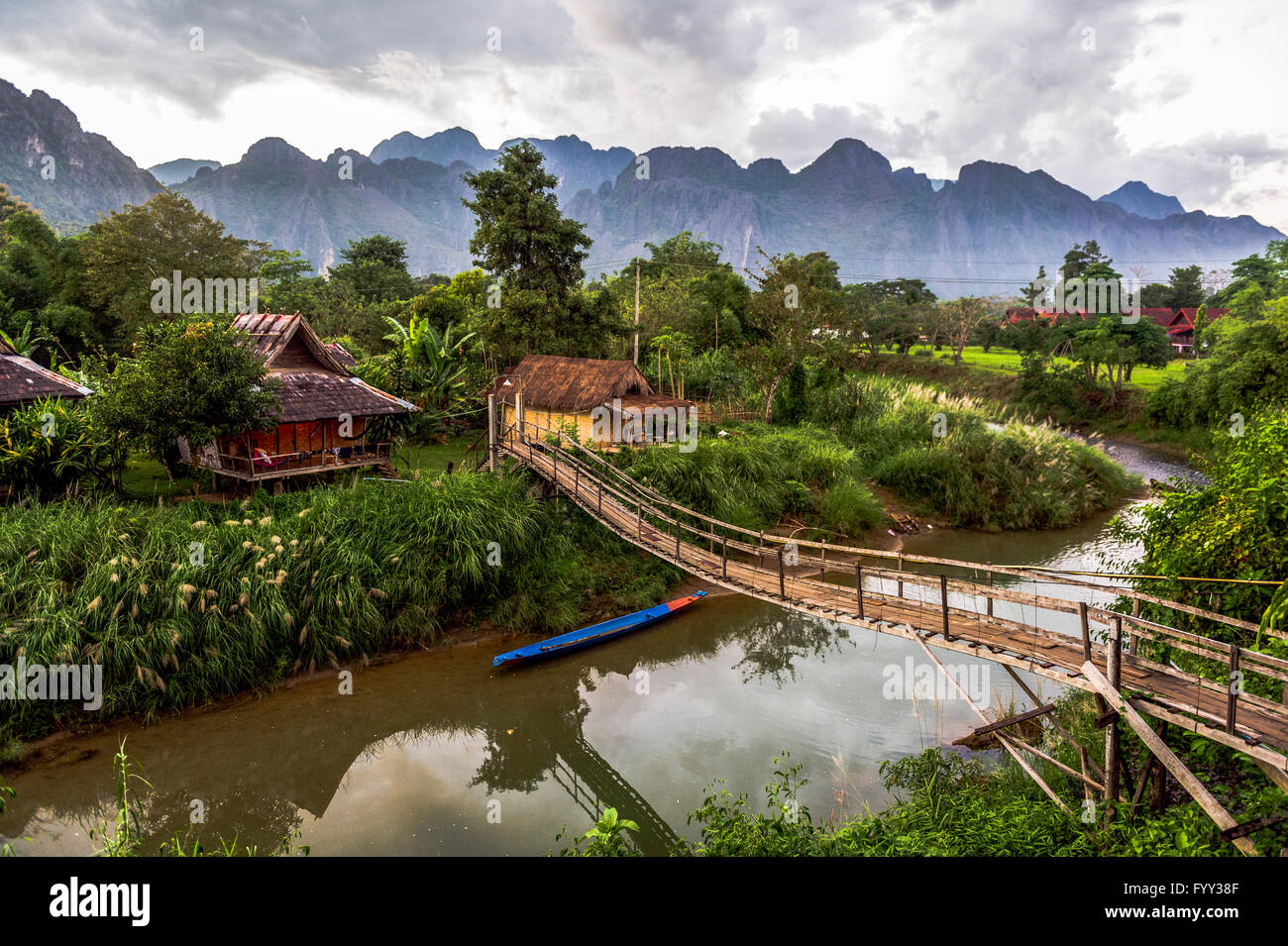 L'Asie. L'Asie du Sud-Est. Le Laos. Province de Vang Vieng. Vang Vieng. Pont de bois sur la rivière Nam Song. Banque D'Images